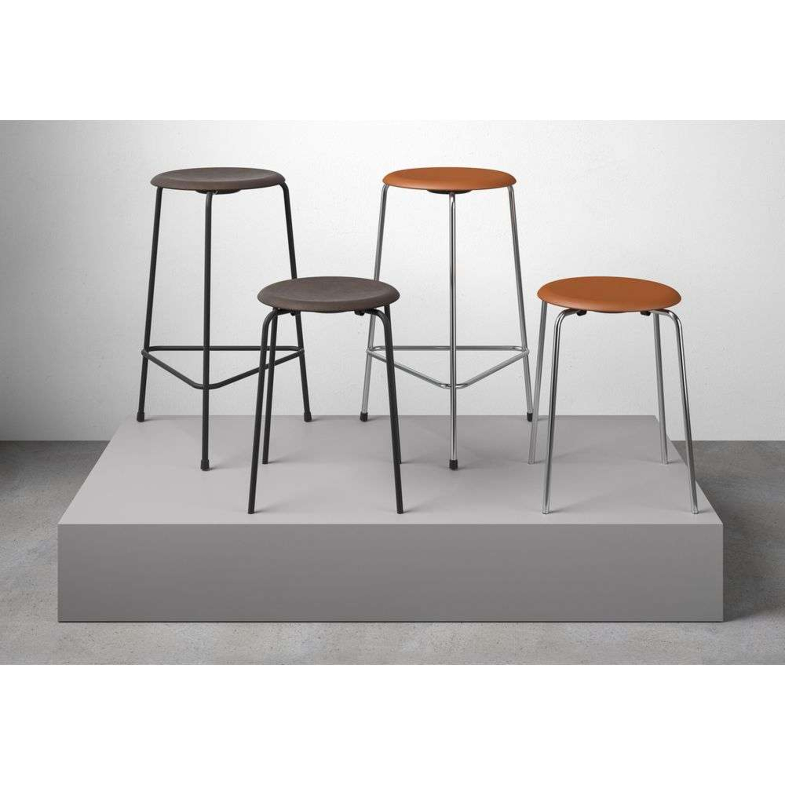 High Dot™ Counter Stool 3-legs Walnut Veneer - Fritz Hansen