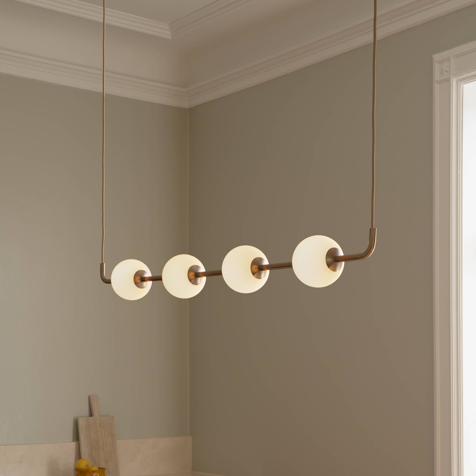 Żyrandol LED UMAGE Audrey LINEAR, mosiądz, 118 cm, 4-punktowa.