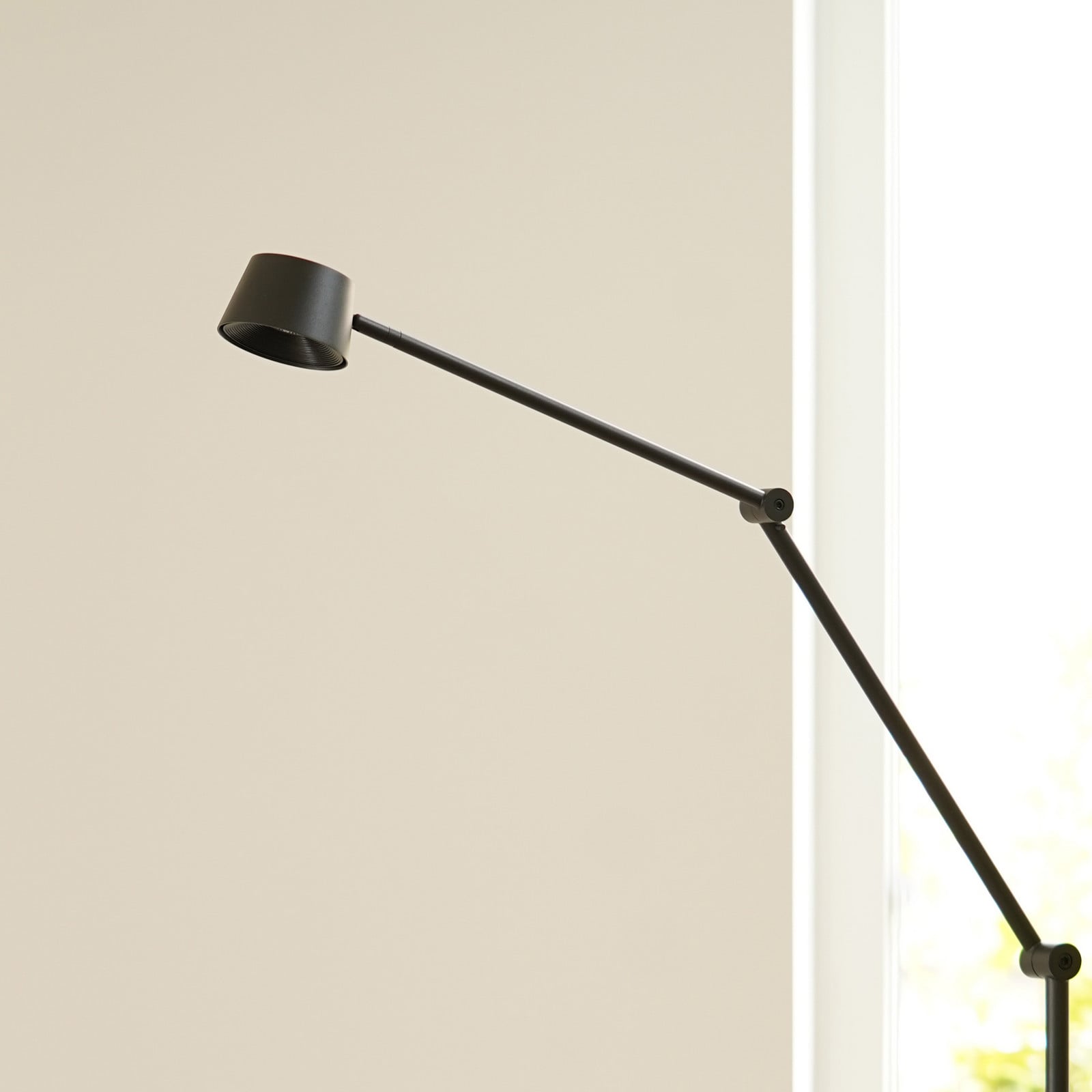 Direction F2 LED-golvlampa, matt grå, höjd 130 cm – Antidark - Vardagsrum - Modern - Metall - Med en ljuskälla