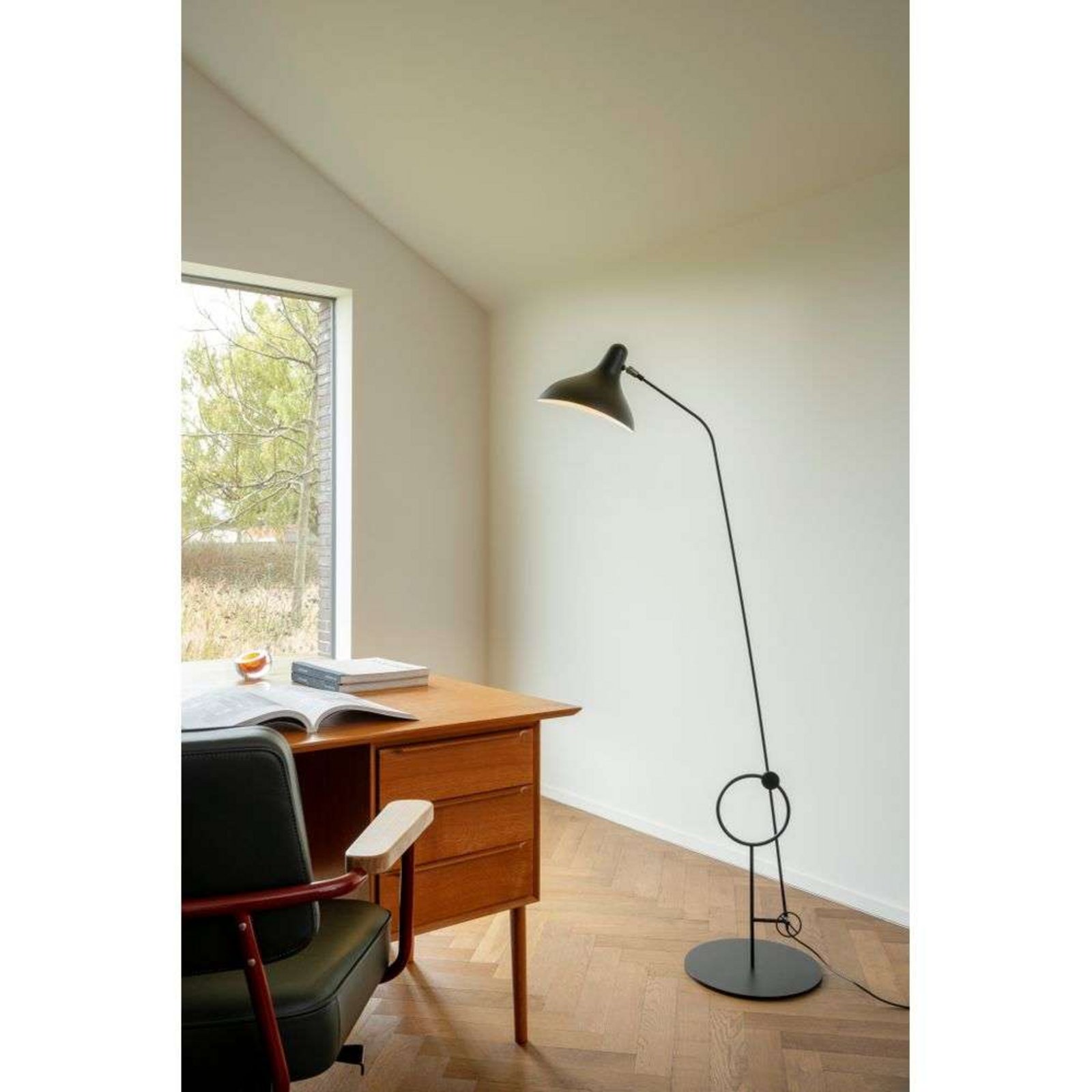 Mantis BS8L Floor Lamp Black - Schottlander