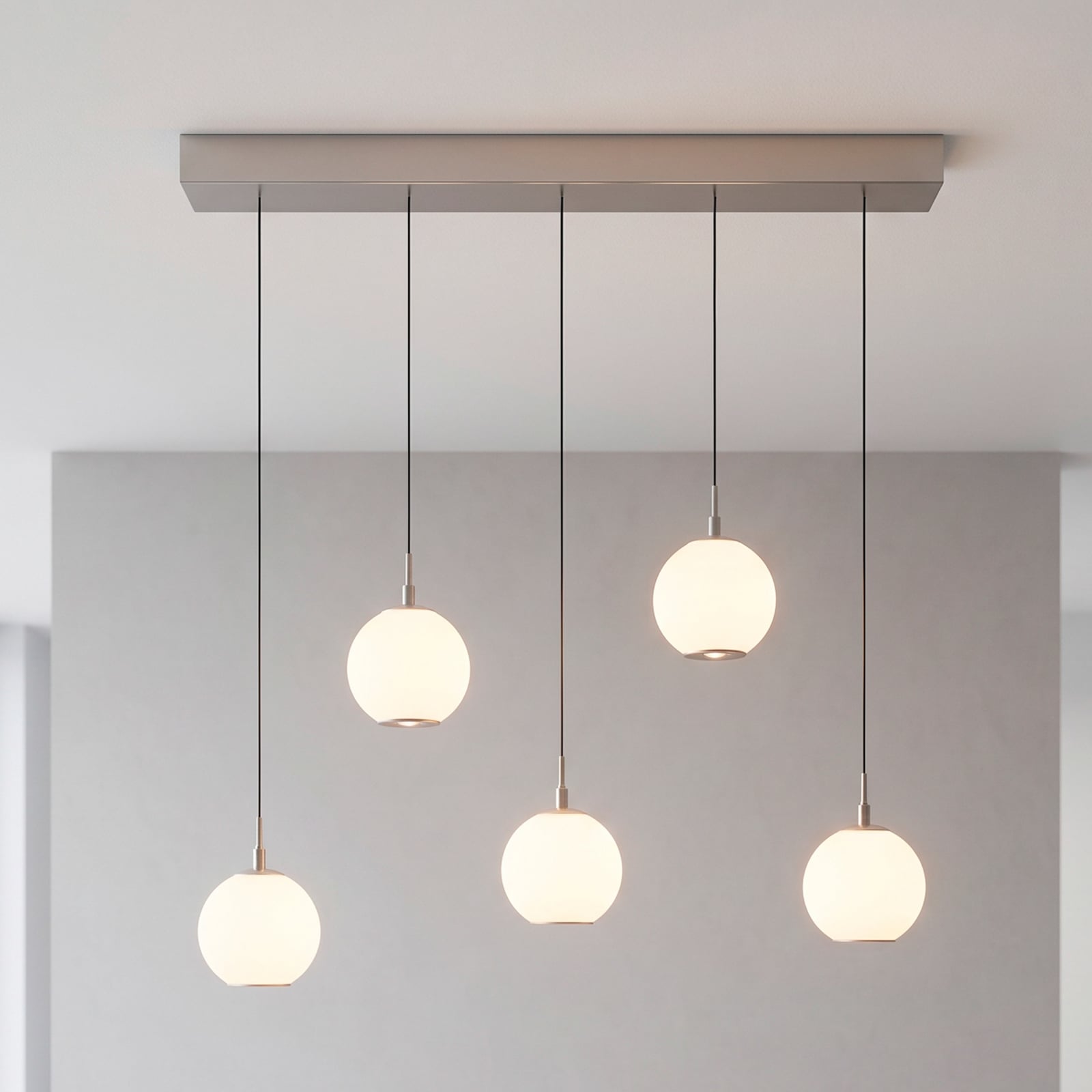 LED-hengelampe Sandora, sandfarget, lengde 92 cm, glass, 5 lyskilder