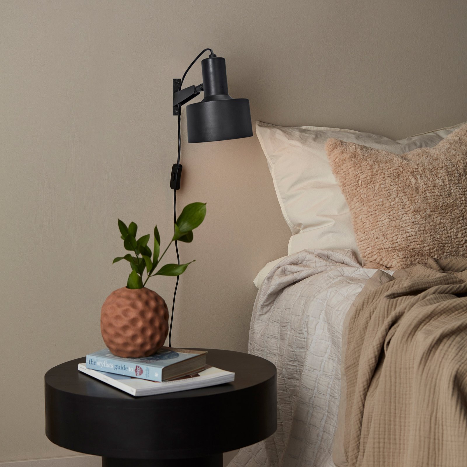PR Home Solo væglampe med stik, mat sort