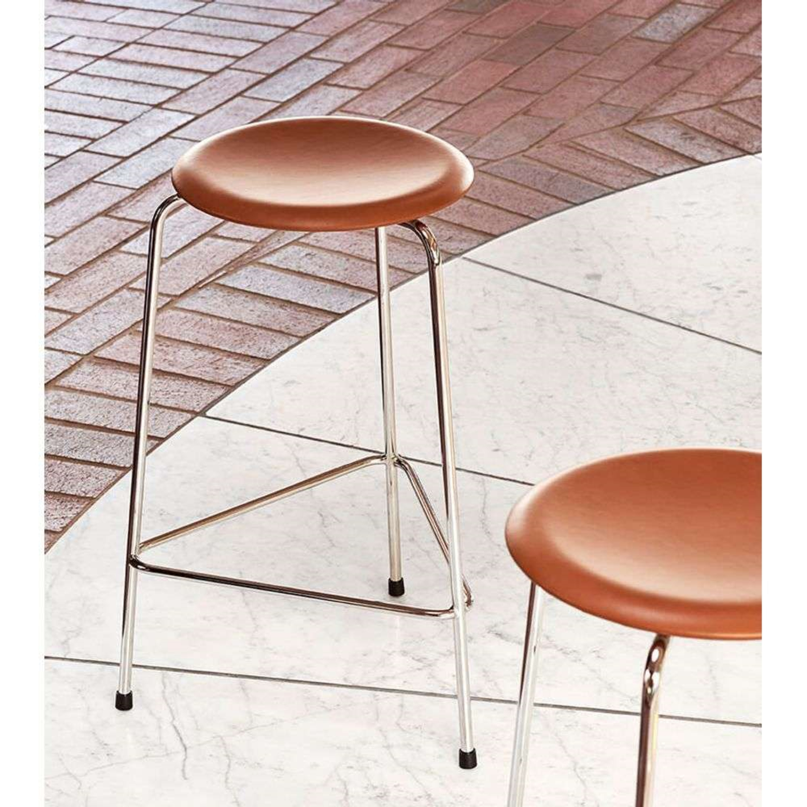 High Dot™ Stool Cromo / Nogal - Fritz Hansen