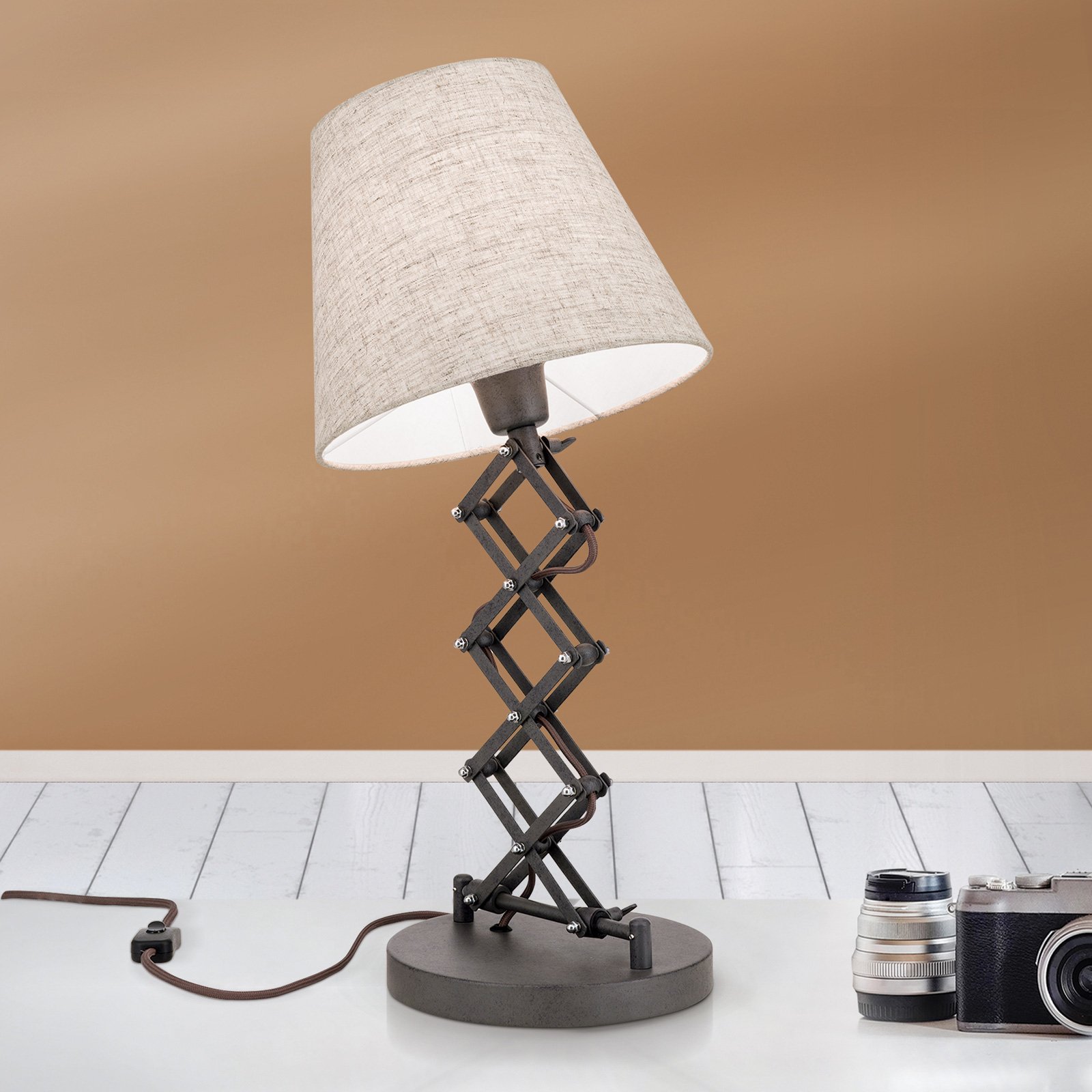 Фабрична настолна лампа с индустриален вид