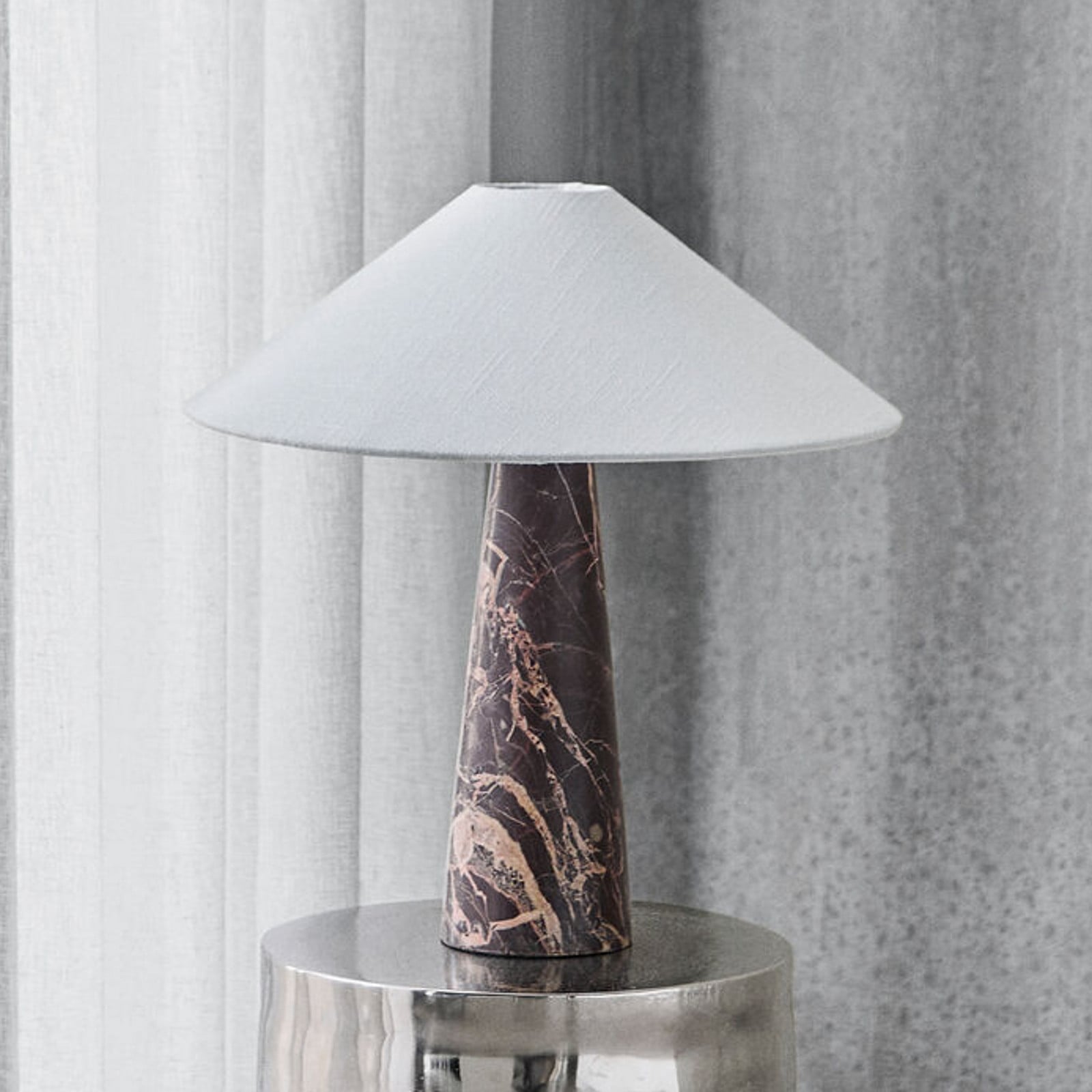 Soffi bordslampa, brun/vit, 45 cm, textil – House Doctor - Vardagsrum - Design - Marmor - Med lampskärm