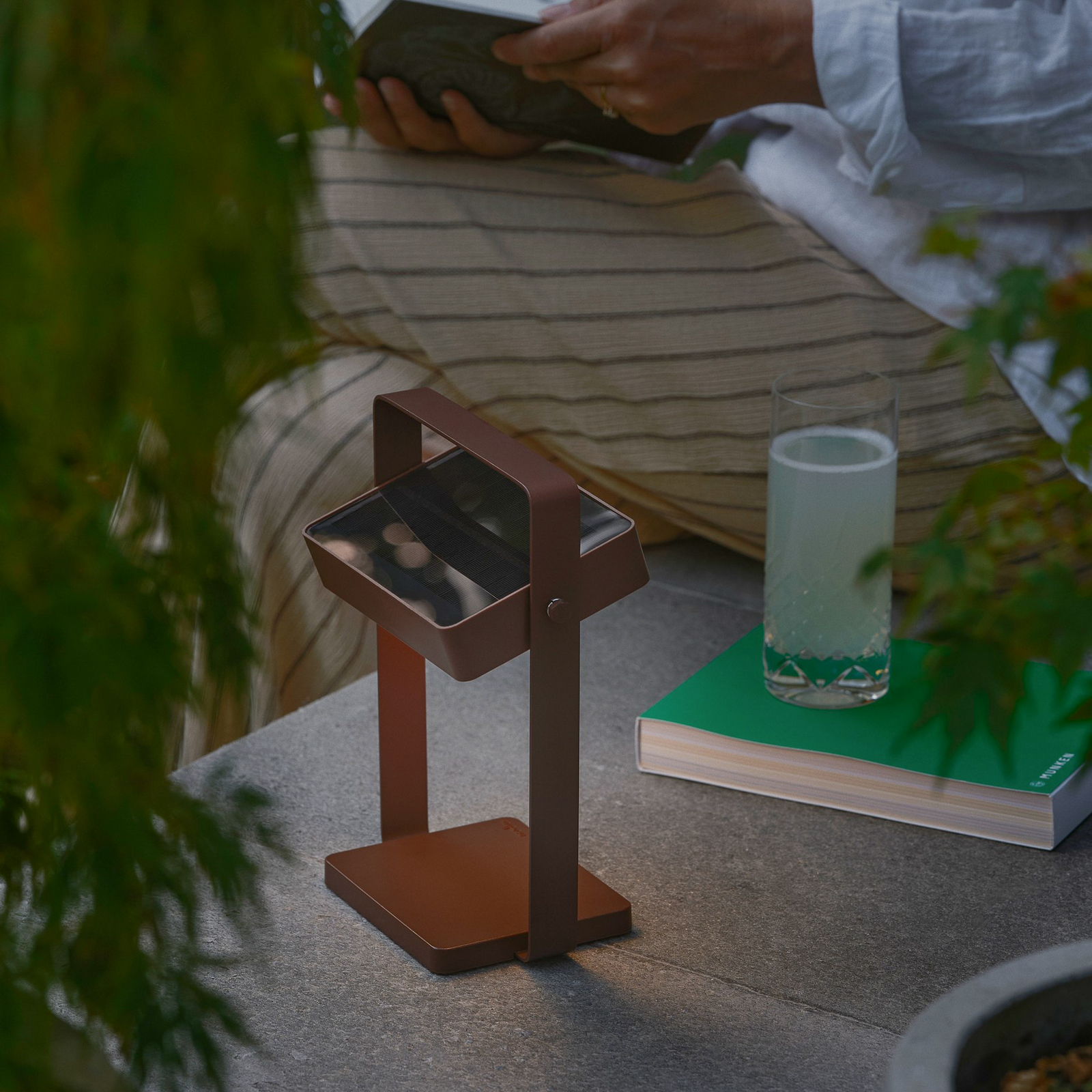 Solární LED stolní lampa Saulio s LED, hnědá, IP44, hliník, USB, akumulátor Solární LED stolní lampa Saulio s LED, hnědá, IP44, hliník, USB, akumulátor