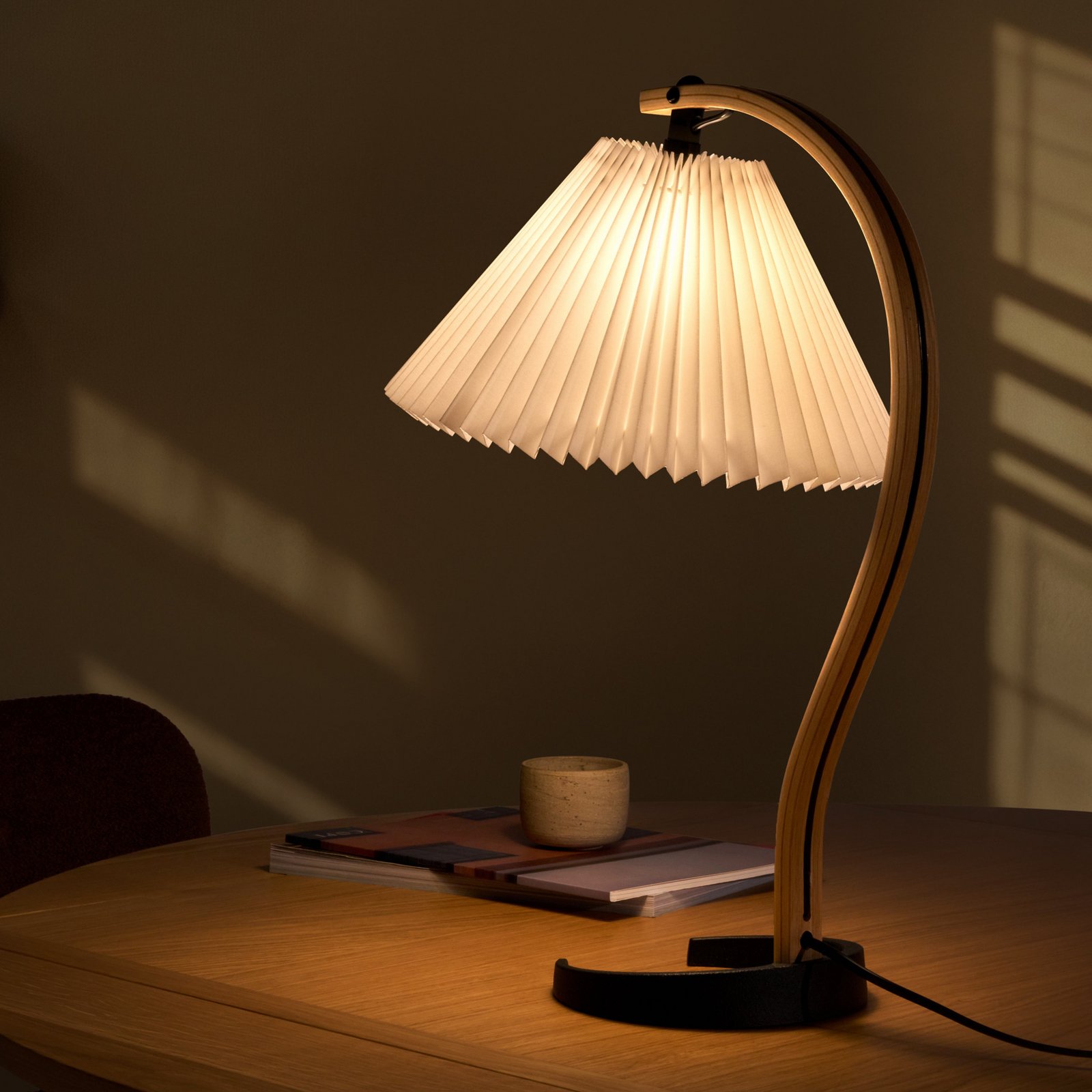 Gubi stolna lampa Timberline, drvo/bijela, lan, V 50 cm