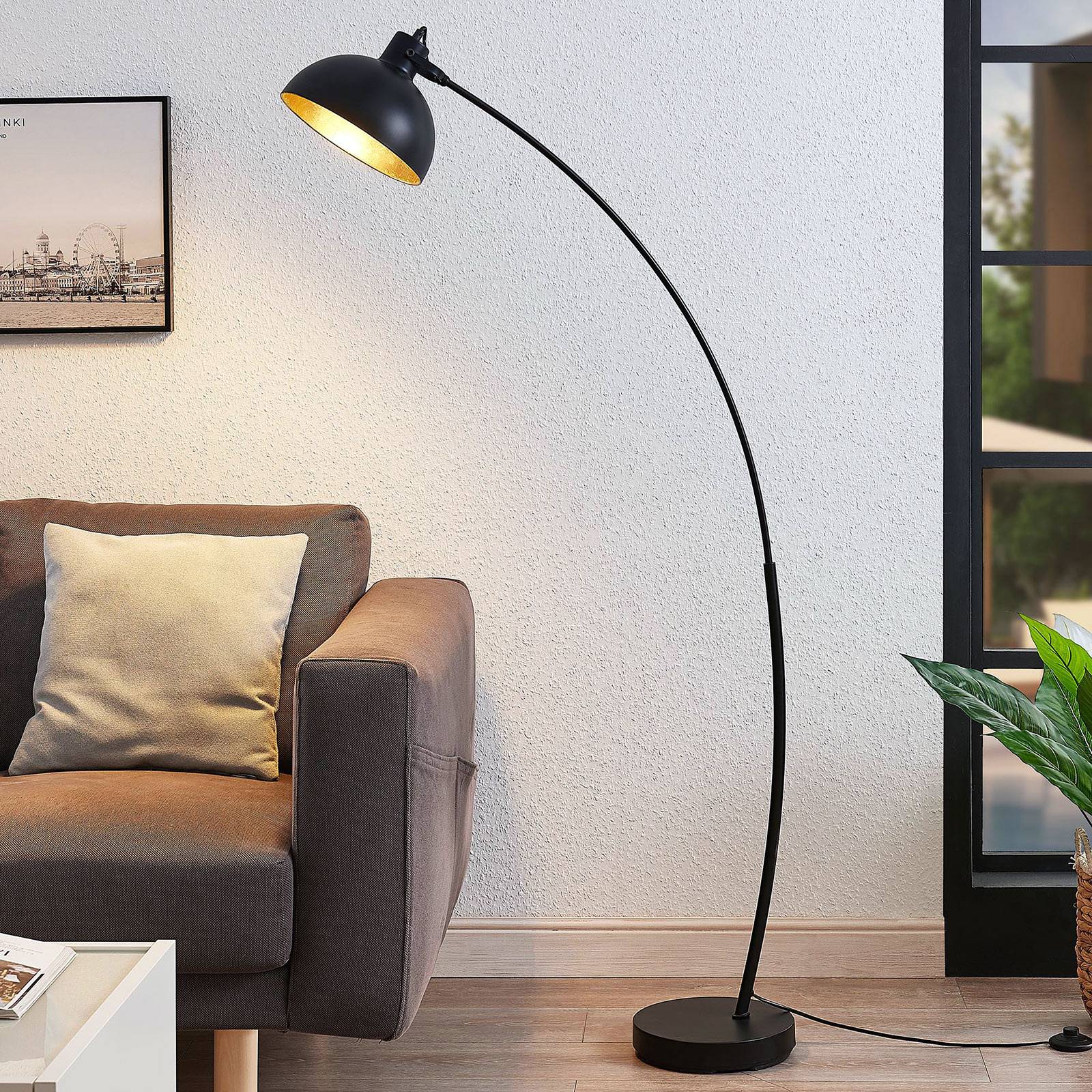 Łukowa lampa stojąca Phileas, czerń i złoto
