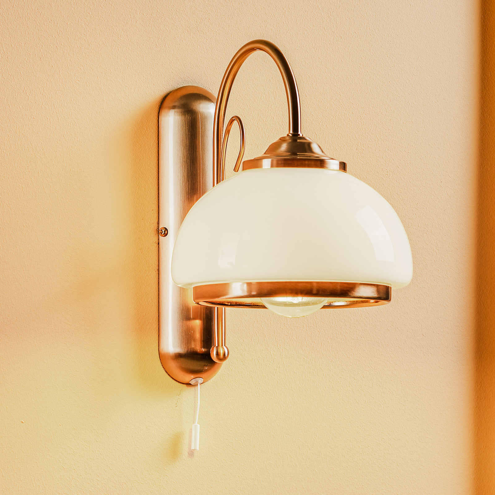 Vägglampa Parsau med glasskärm