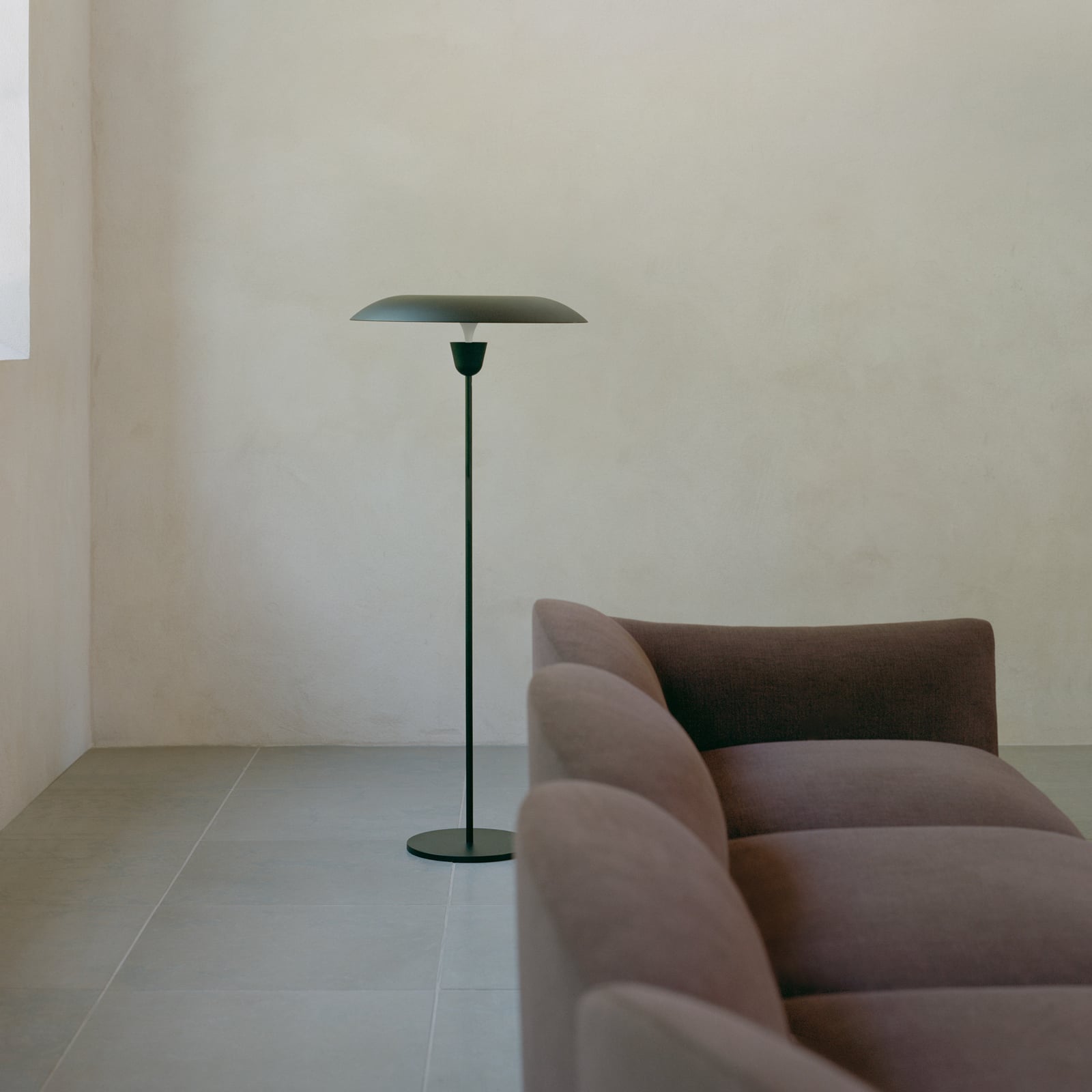 NEW WORKS LED-põrandalamp Kantarell, must, hämardatav, 127 cm