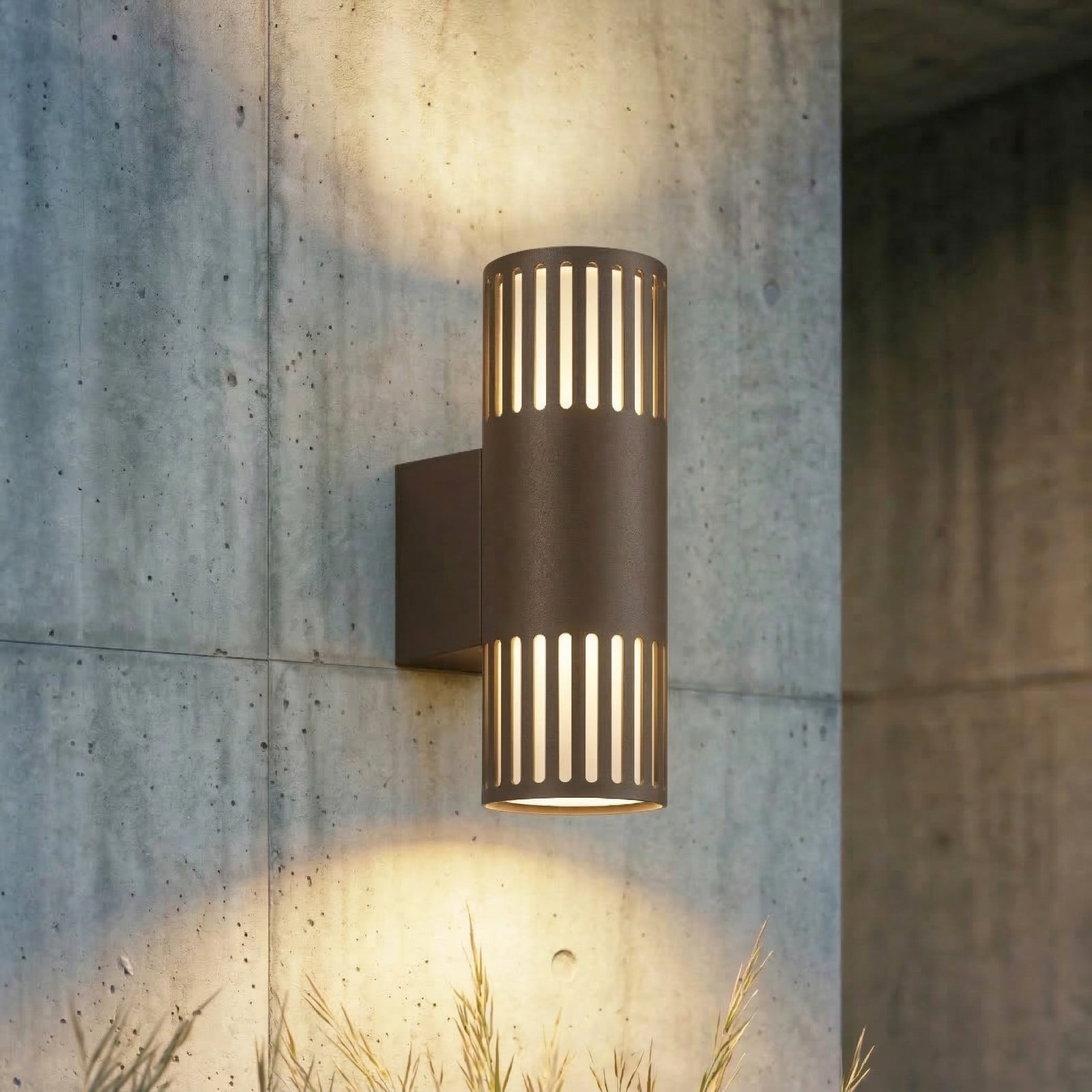 Lurinda utomhusv&auml;gglampa, brun, 2 lampor, IP44, &Oslash; 10 cm, E27 Lindby - Balkong - Modern - Metall - Med flera ljusk&auml;llor