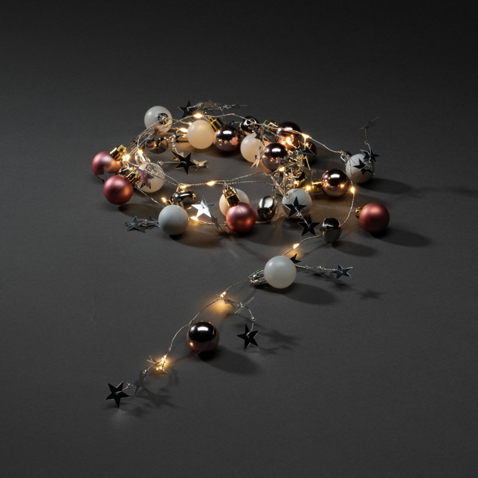 LED světelný řetěz, barevné perly, koule a hvězdy