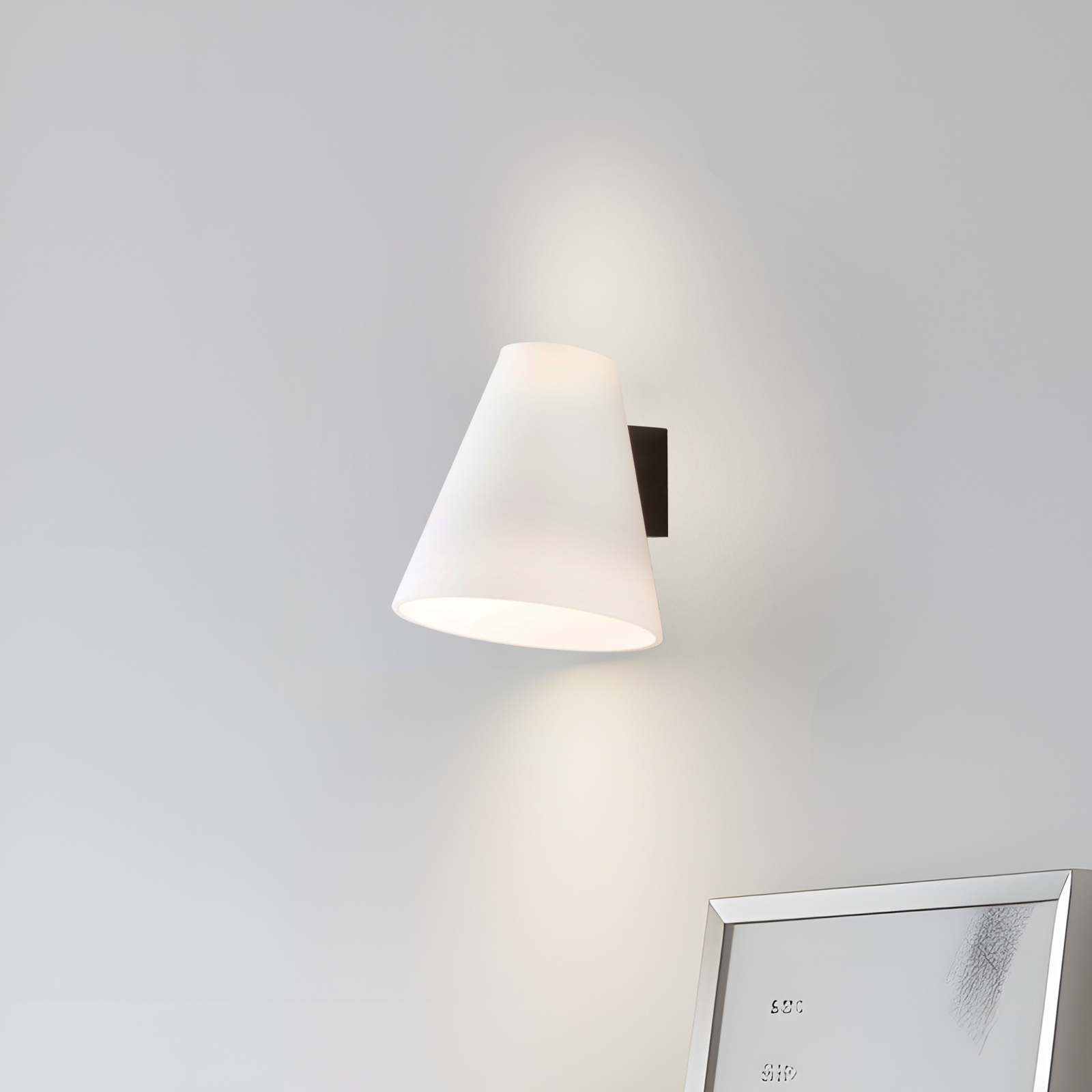 Lucande sienas lampa Timido, balta/melna, stikls, 16,5 cm augsta