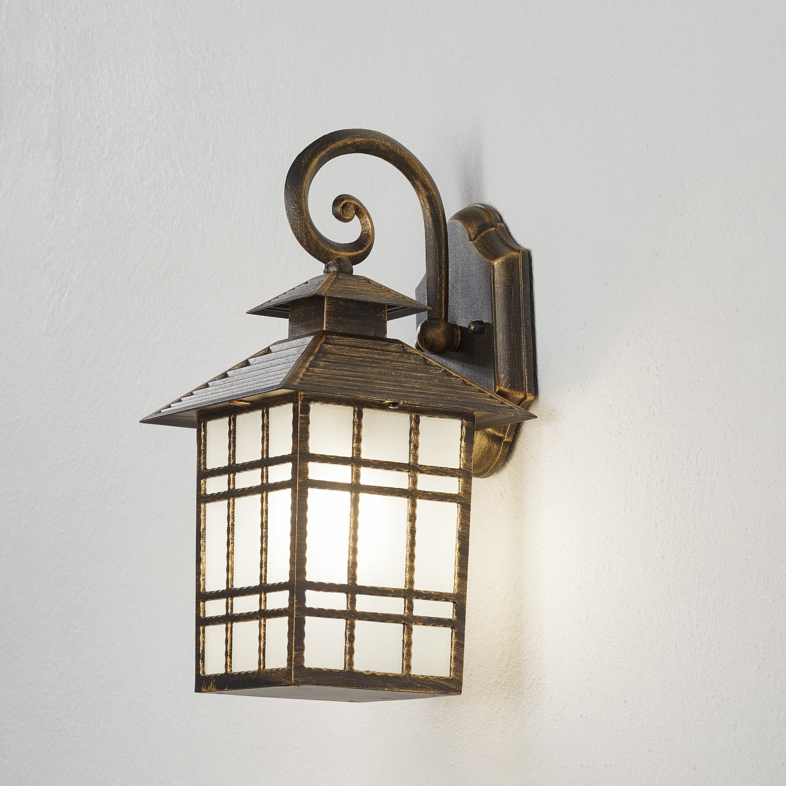 Traditional Ilke outdoor wall light as a lantern