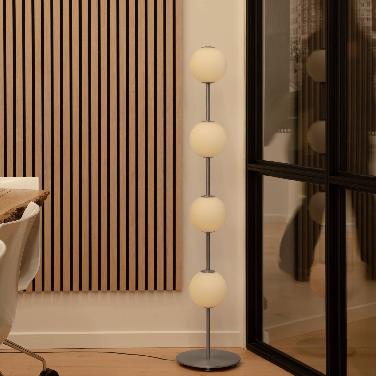 Lampa stojąca LED UMAGE Audrey, kolor stalowy, wysokość 128 cm, 4-punktowa.