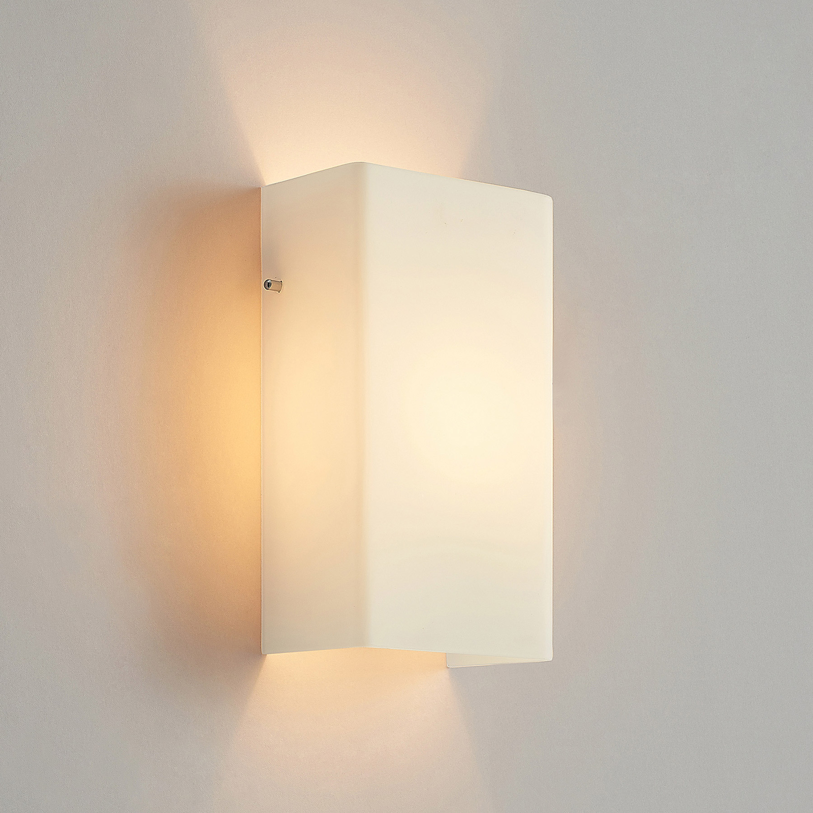 Lucande Nieves sienas lampa ar stikla abažūru baltā krāsā