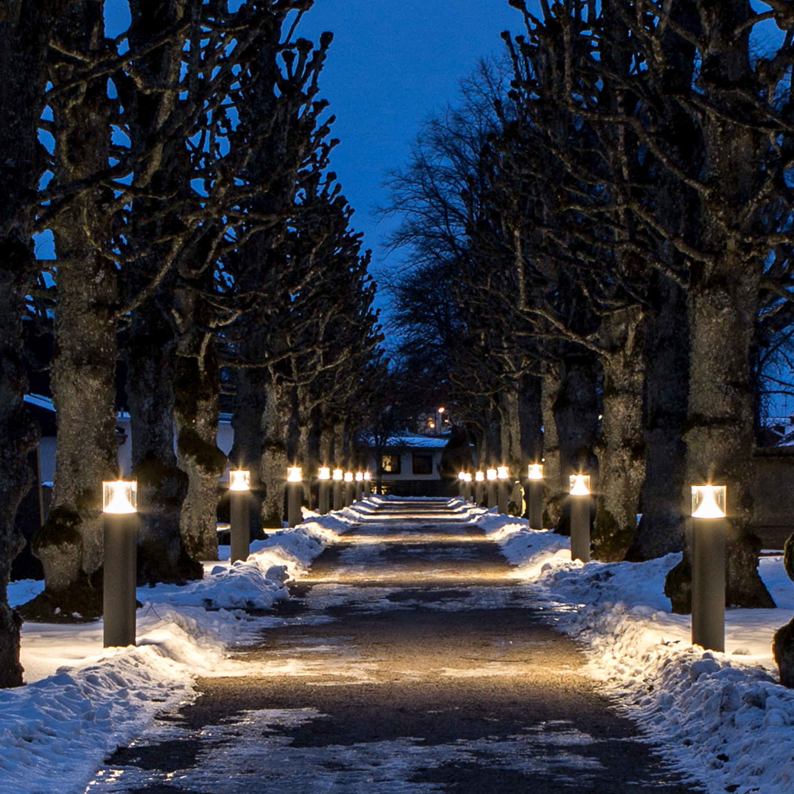 Bornă luminoasă LED Egersund 108 cm, suport pentru pardoseală din beton,