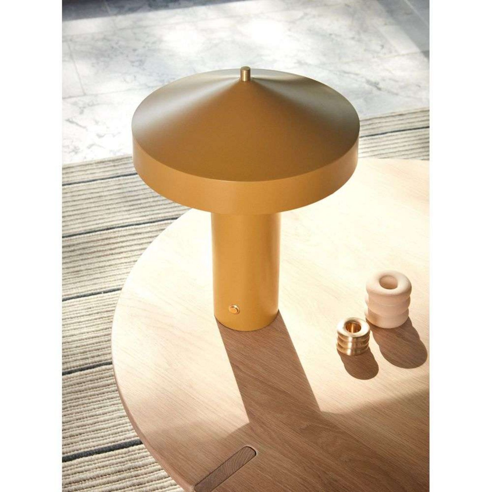 Lampa stołowa OYOY Living Design Hatto, beżowa, metalowa, E27 Lampa stołowa OYOY Living Design Hatto, beżowa, metalowa, E27