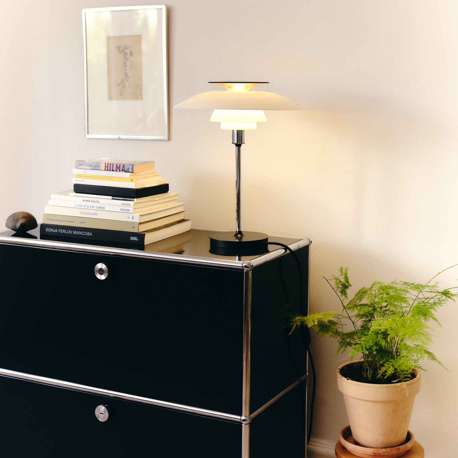 Stolní lampa PH 80, bílá/červená/chrom, Ø 32 cm – Louis Poulsen