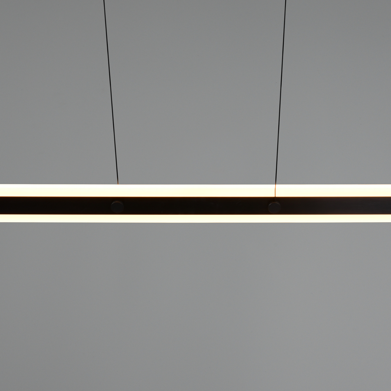 Candeeiro suspenso LED Arcola, preto, comprimento 115 cm, CCT, 2 lâmpadas. Candeeiro suspenso LED Arcola, preto, comprimento 115 cm, CCT, 2 lâmpadas.