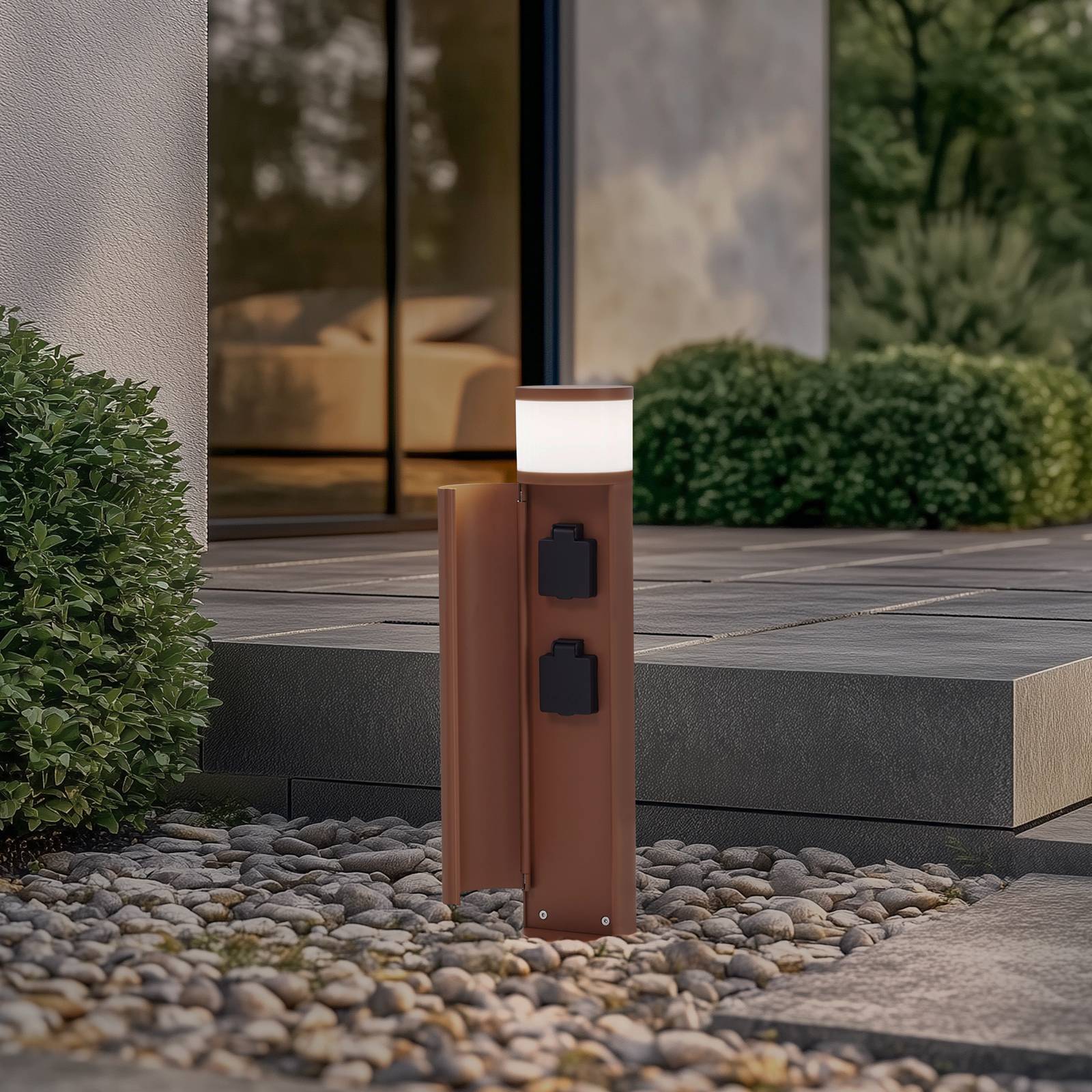 Lampa cokołowa Lucande Corban, rdza, drzwi, gniazda, G9, IP44