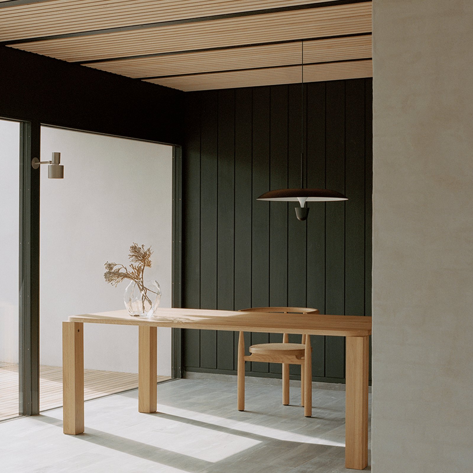 New Works LED hanging light Kantarell, Ø 55 cm, black New Works LED hanging light Kantarell, Ø 55 cm, black