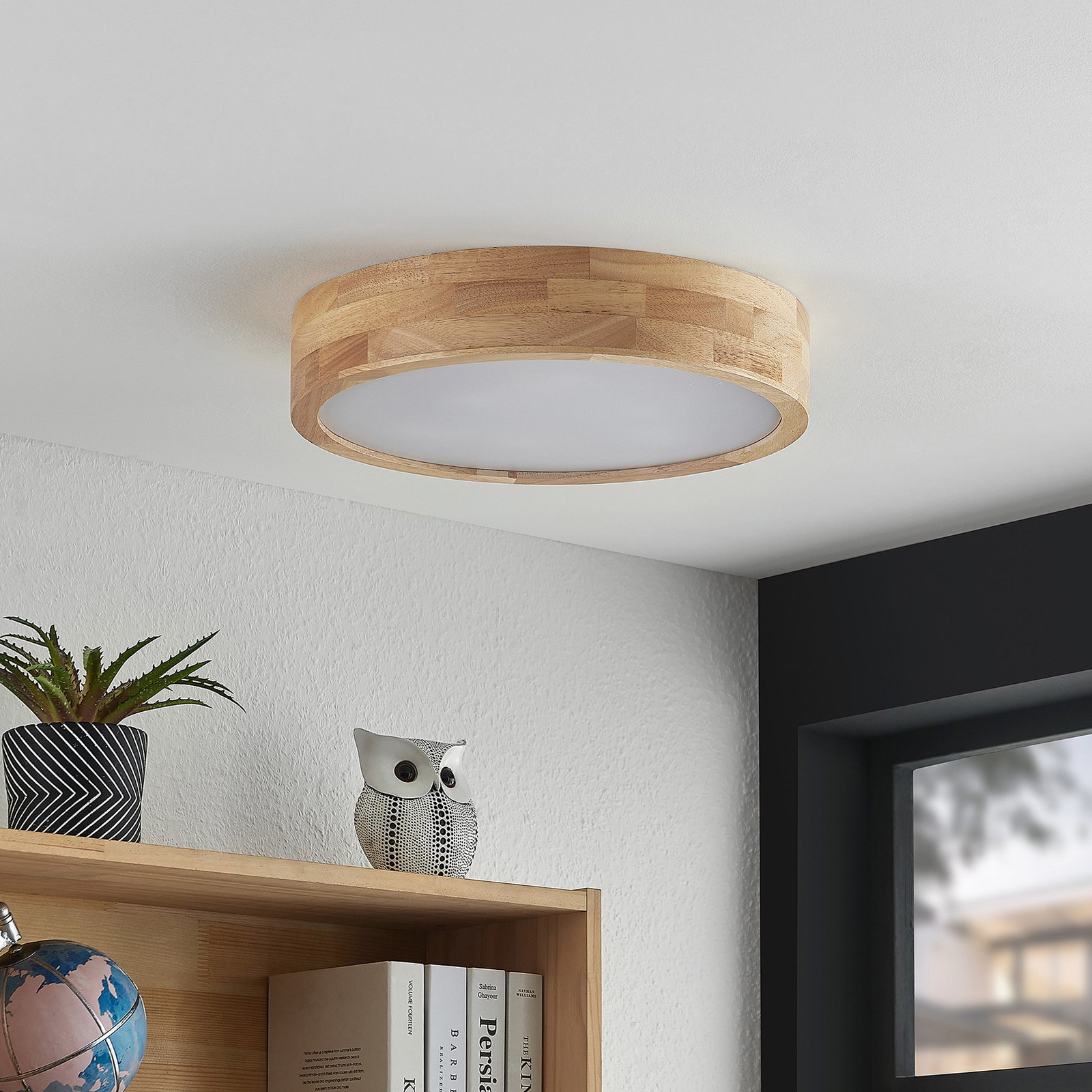 Lindby Tanju ceiling light, oak wood, Ø 40 cm