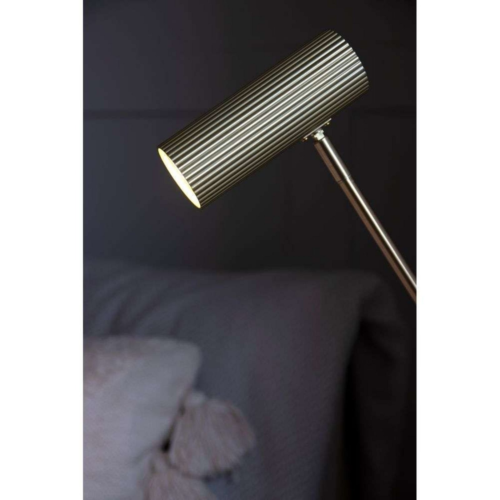 Hubble Read Bordslampa Brushed Brass - Globen Lighting