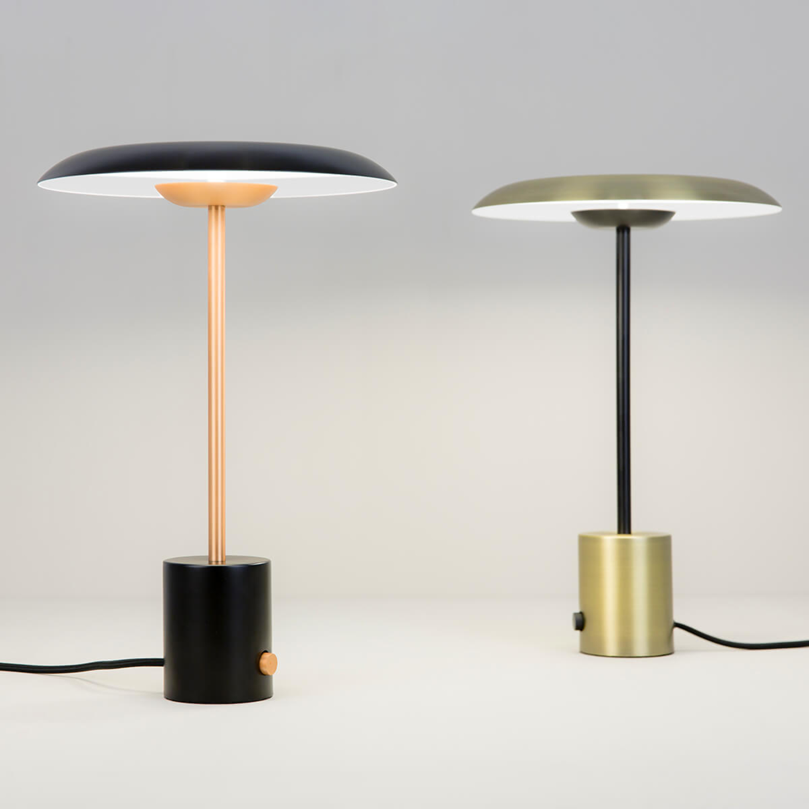 LED galda lampa Hoshi ar dimmeri, melns-vara krāsā