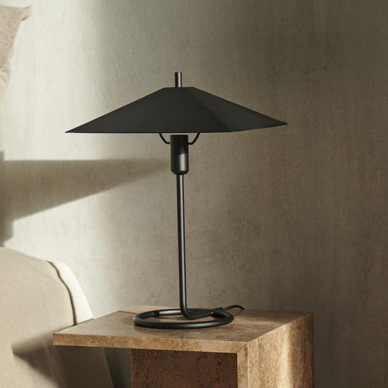 ferm LIVING Filo galda lampa, melna, leņķa formas, dzelzs, 43 cm
