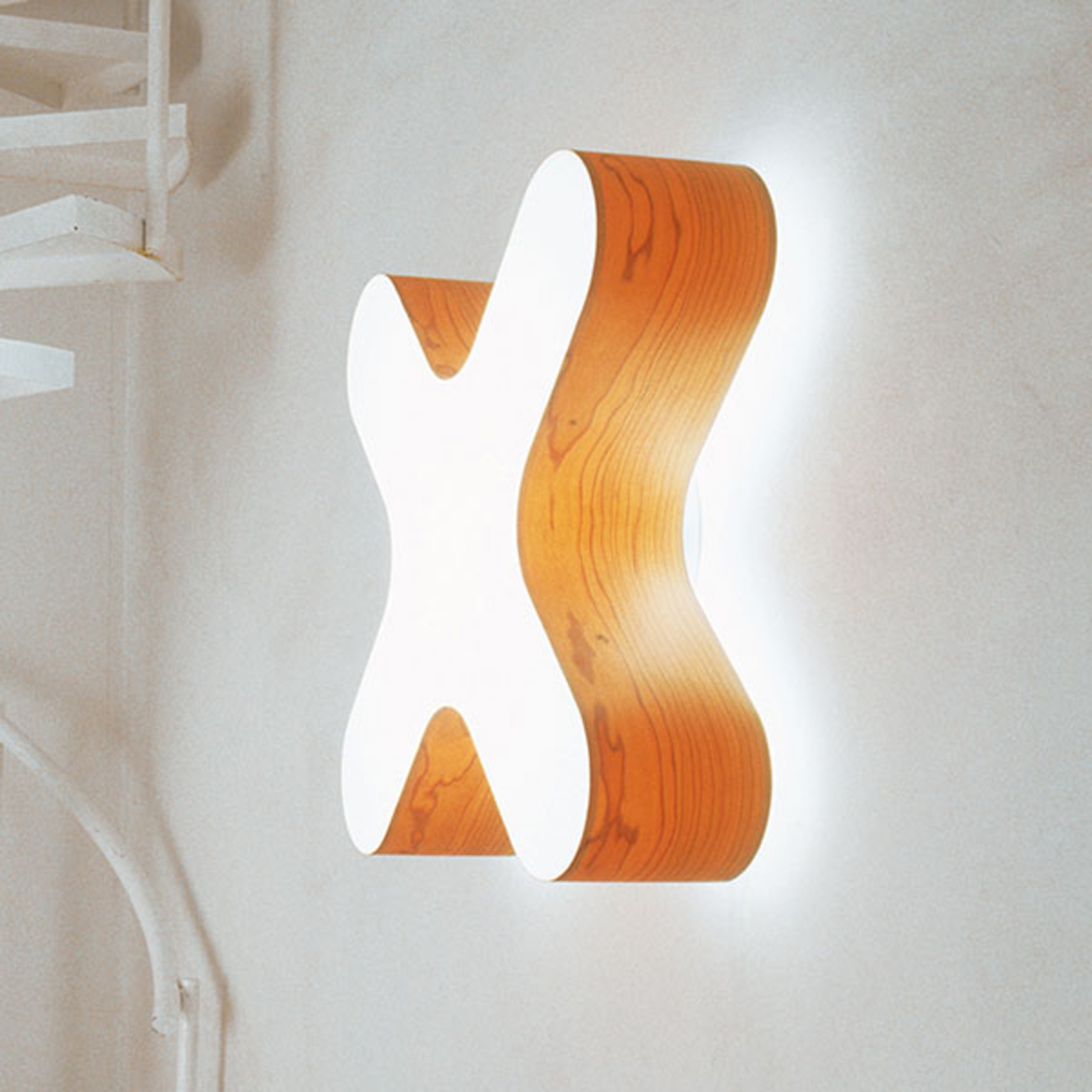 LZF X-Club -LED-seinälamppu 0–10V dim, kirsikkapuu