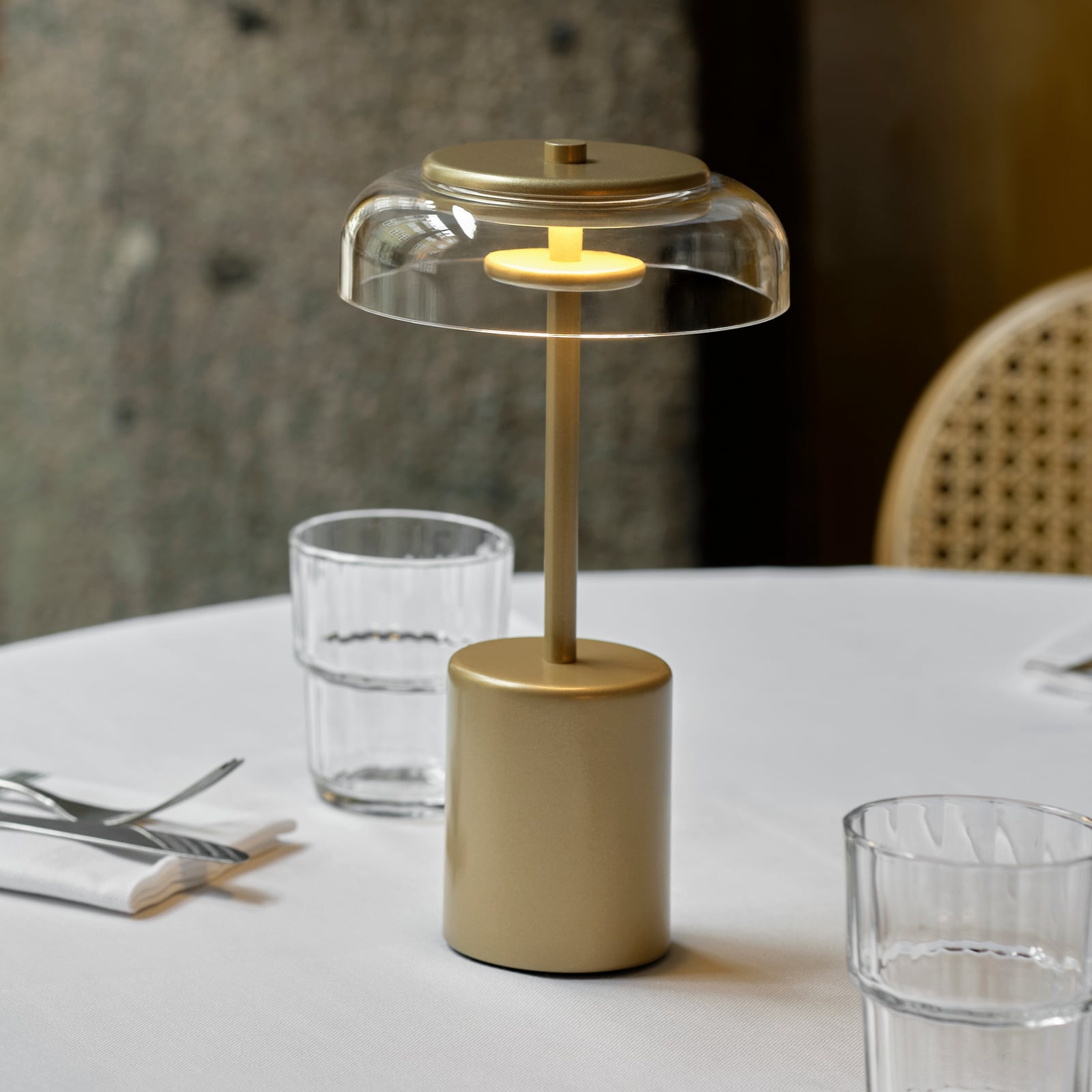 Nuura LED-Akku-Tischlampe Blossi, Höhe 26 cm goldfarben/klar