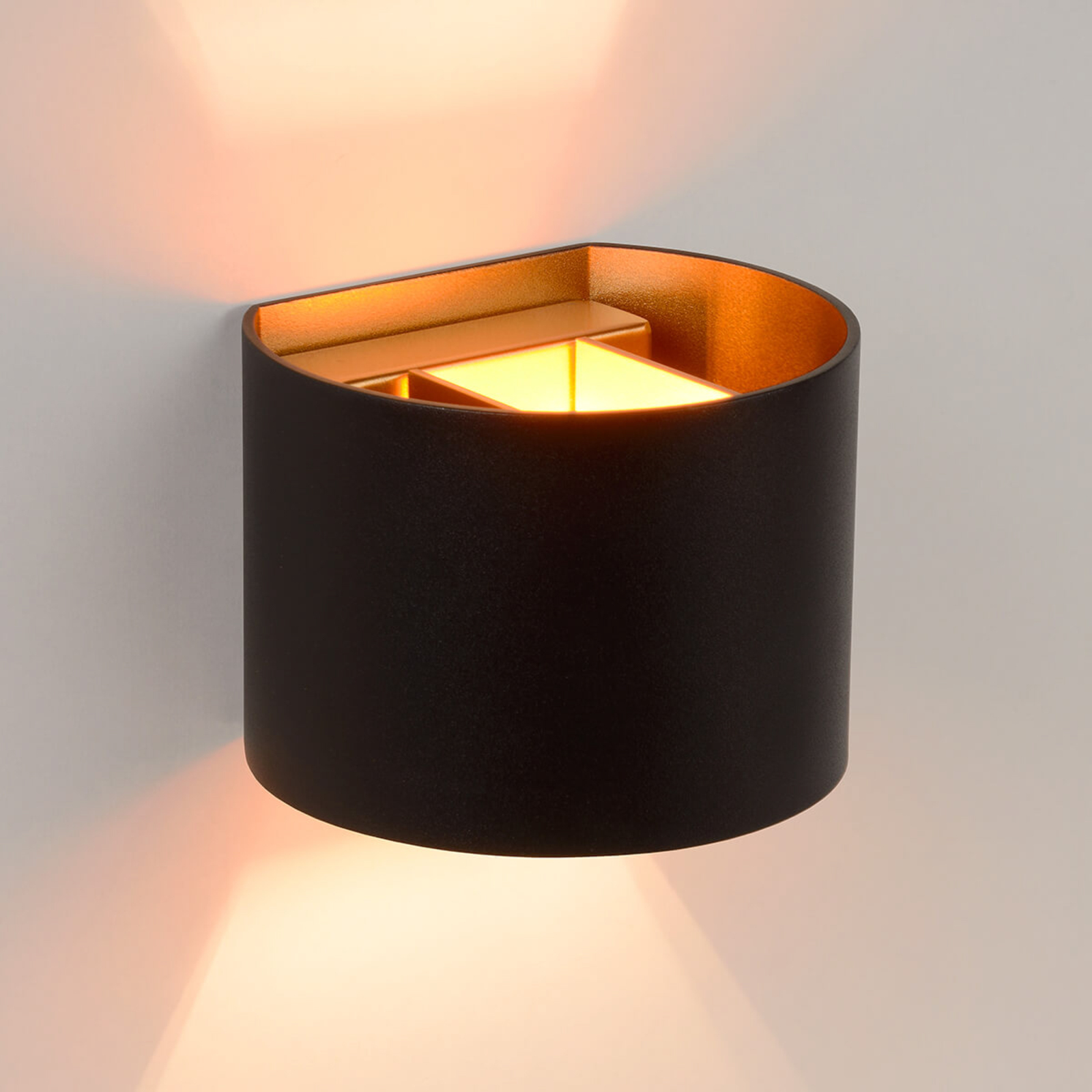 Halvrund LED-vegglampe Xio i svart