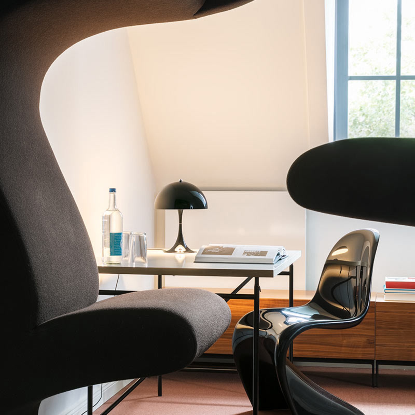 Panthella 250 Table Lamp Black - Louis Poulsen