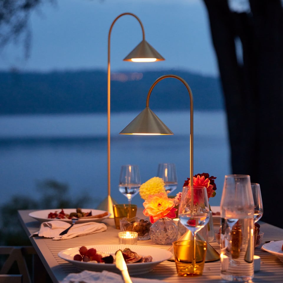 Frandsen Grasp LED-laddningsbar golvlampa H72 mässingsfärgad, guld / mässing från Frandsen