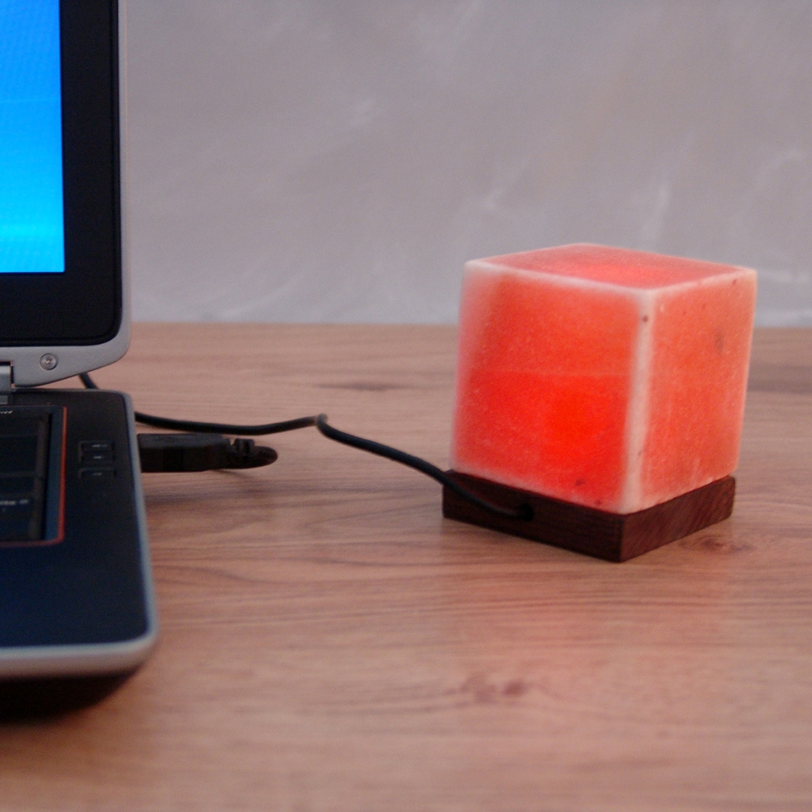 Kubus asztali lámpa USB csatlakozóval