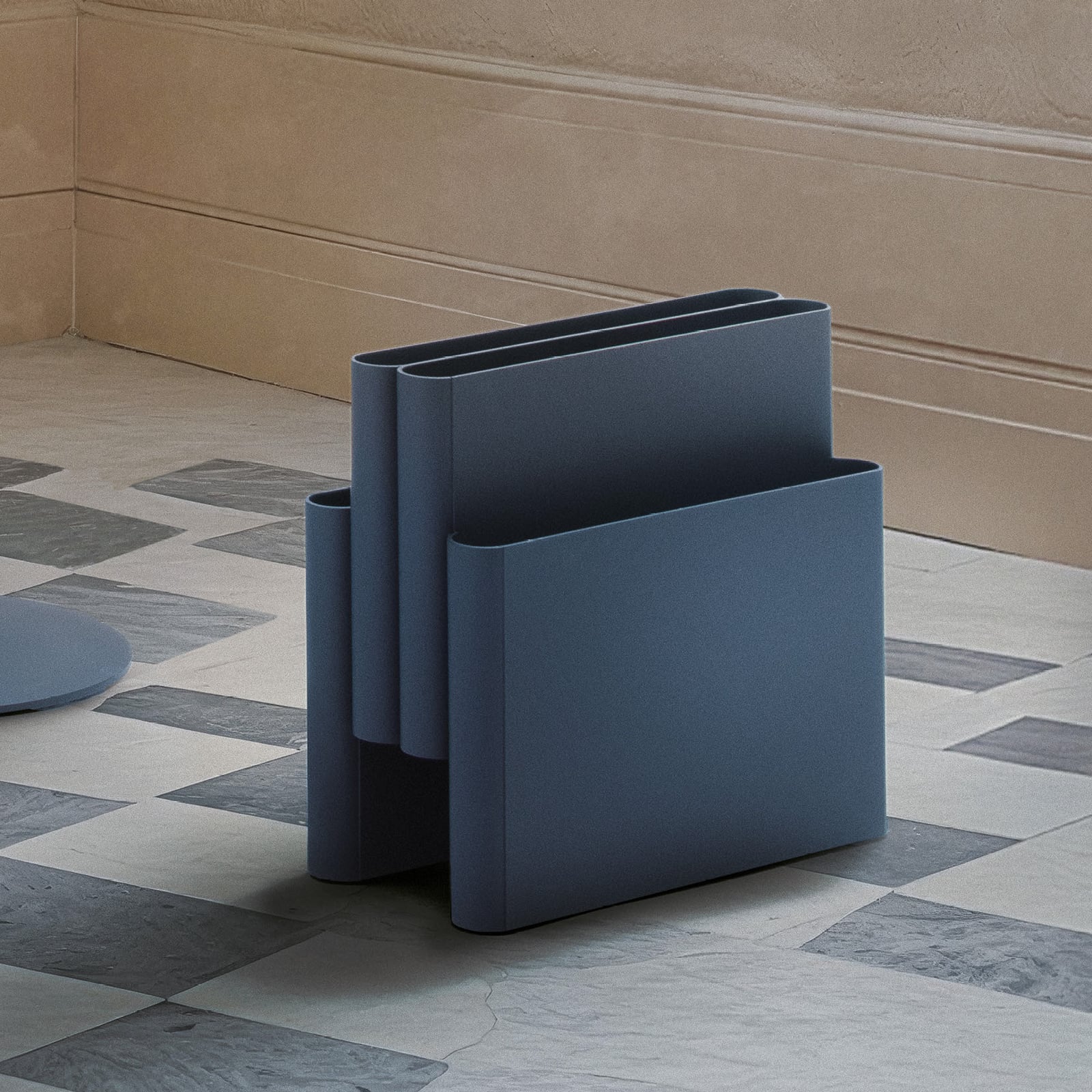 Magazine rack, blue, length 40 cm, height 35 cm - Kartell