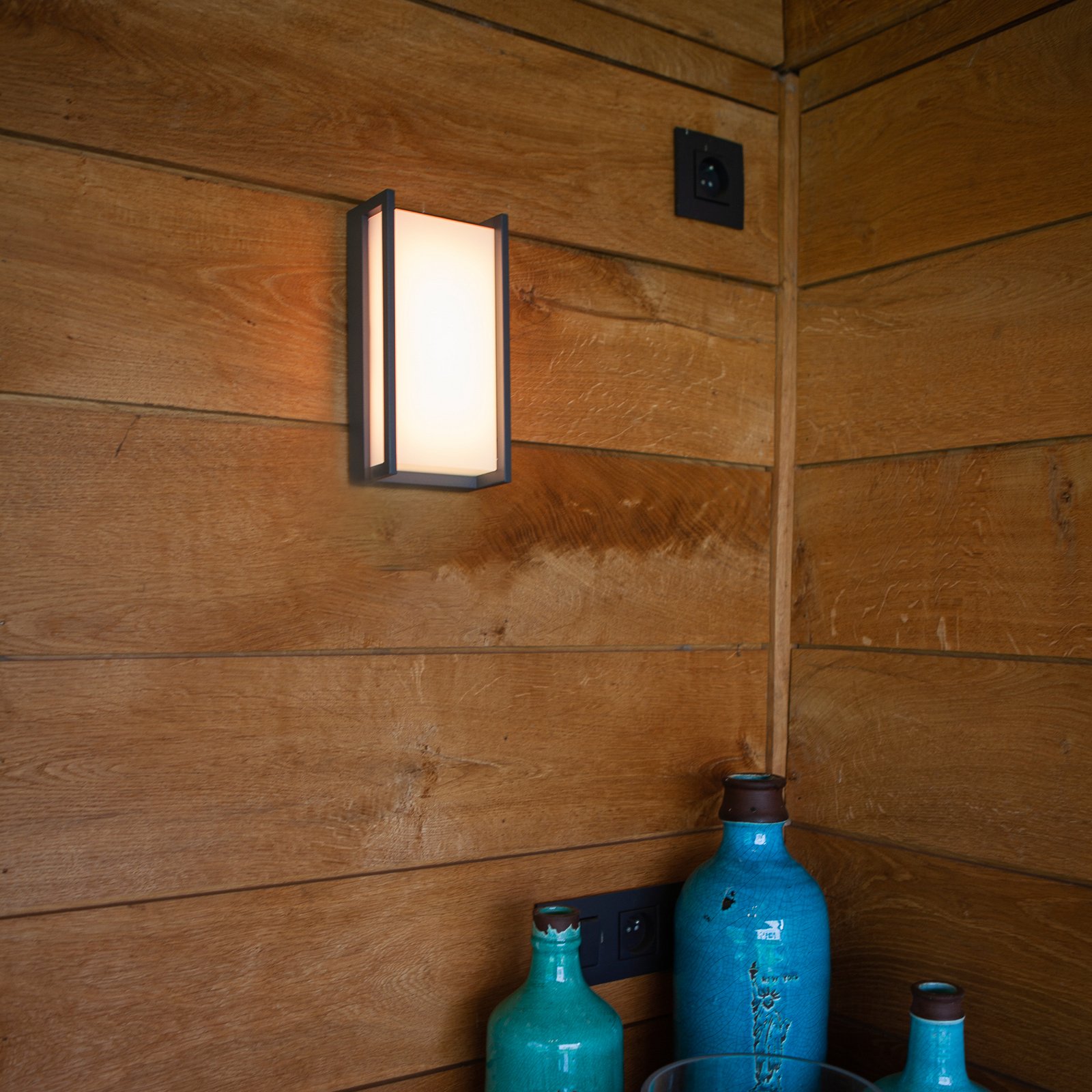 LED buitenwandlamp Qubo, RGBW smart bestuurbaar