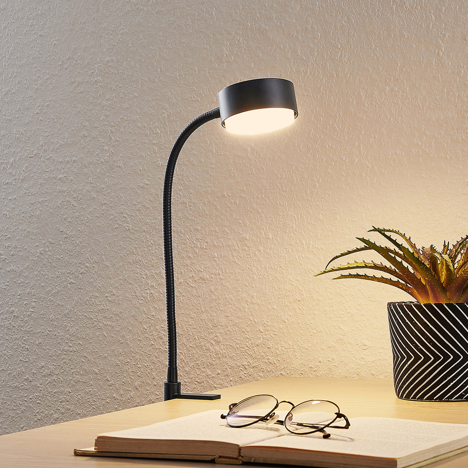 Lindby Kaylou LED-klämlampa, flexarm, svart