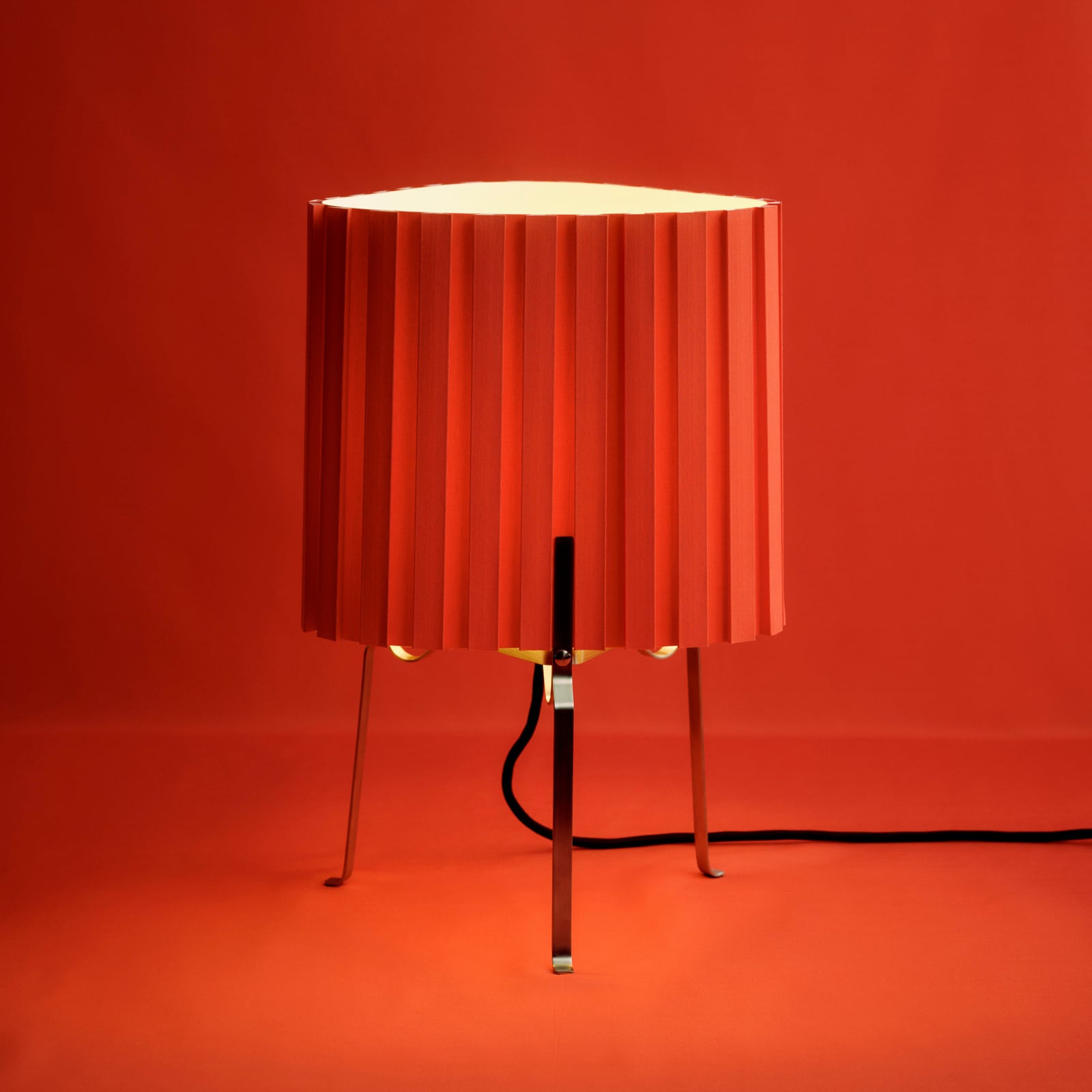 Canelé bordlampe, rød, høyde 37 cm, E14, tekstil – HAY