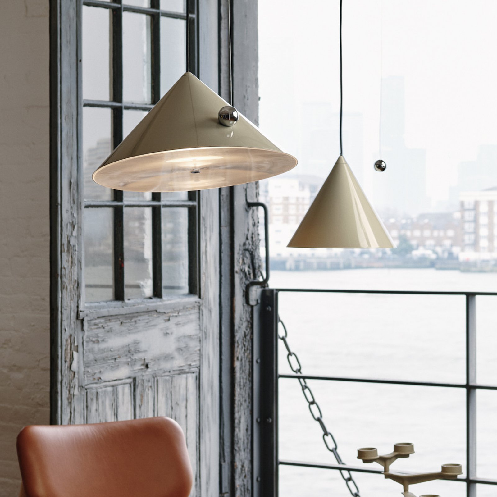 Candeeiro suspenso LED Pose da Tom Dixon, cinzento-bege, Ø 43 cm, aço regulável