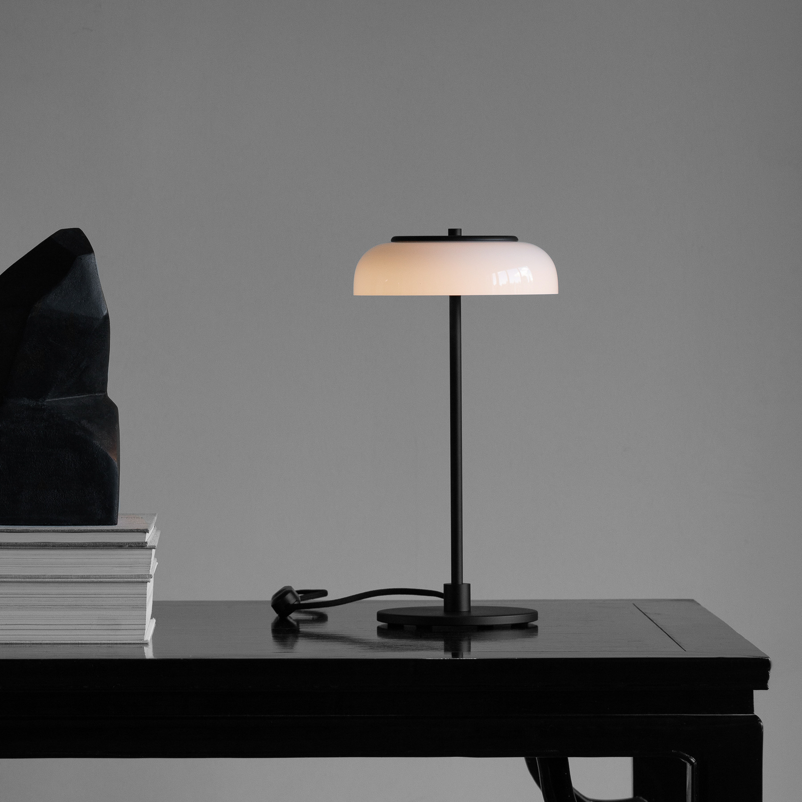 Nuura LED-laualamp Blossi, kõrgus 43 cm, must/opaalklaas