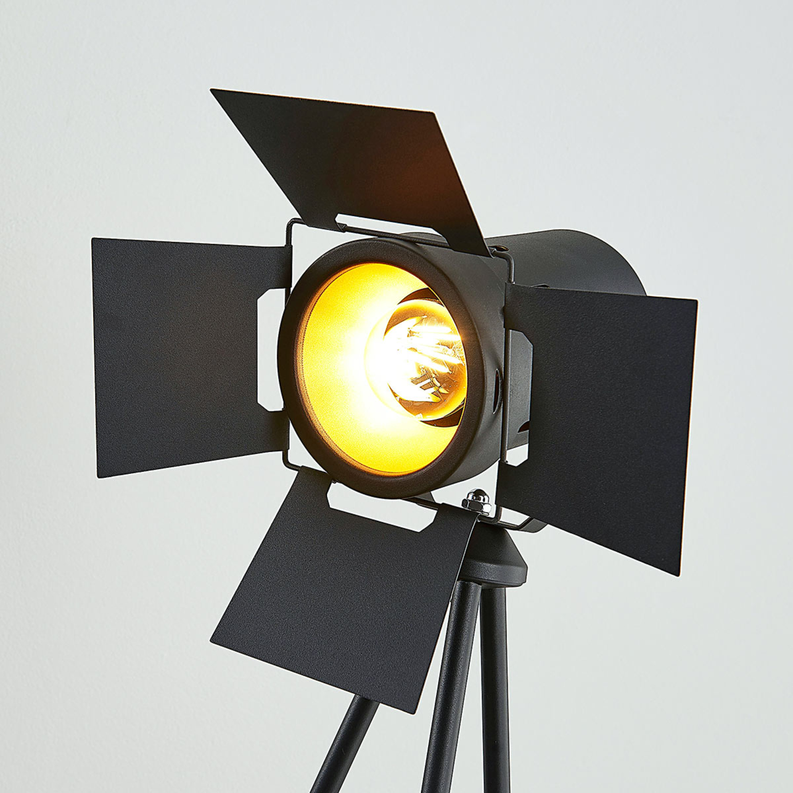 Trójnożna lampa stojąca Devon w kolorze czarnym