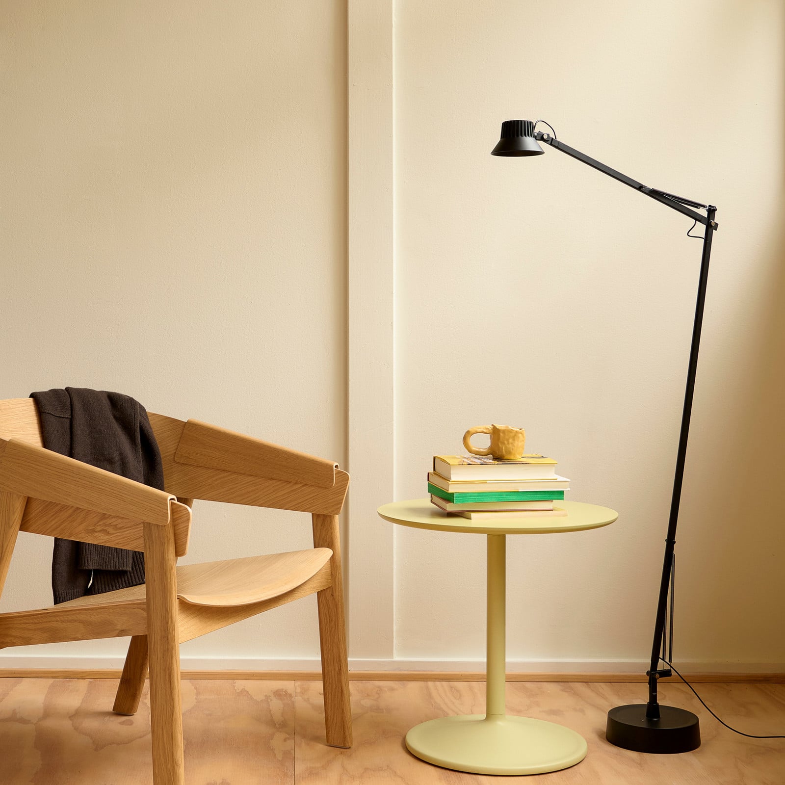 Dedicate LED-gulvlampe, sort, dæmpbar, aluminium – Muuto - Stue - Moderne - Med én lyskilde
