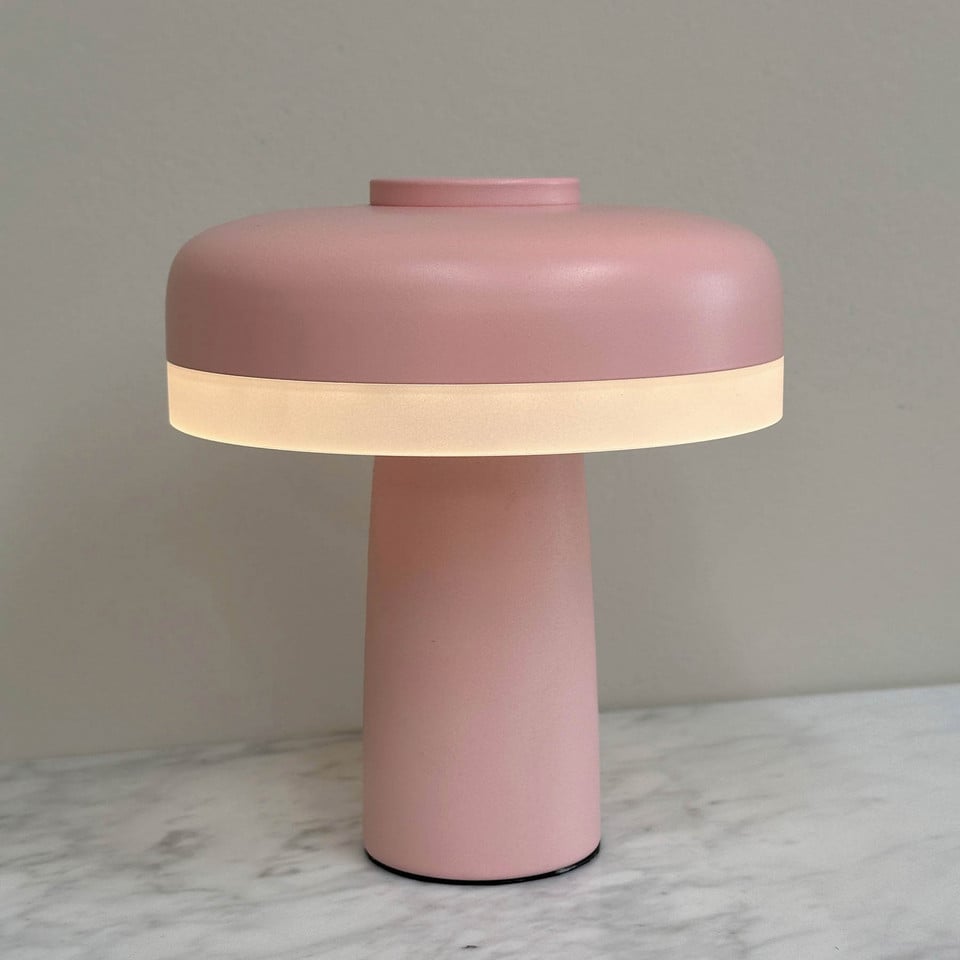 Dyberg Larsen Porter LED Portable Bordslampa Ljusrosa, rosa / ljusröd från Dyberg Larsen