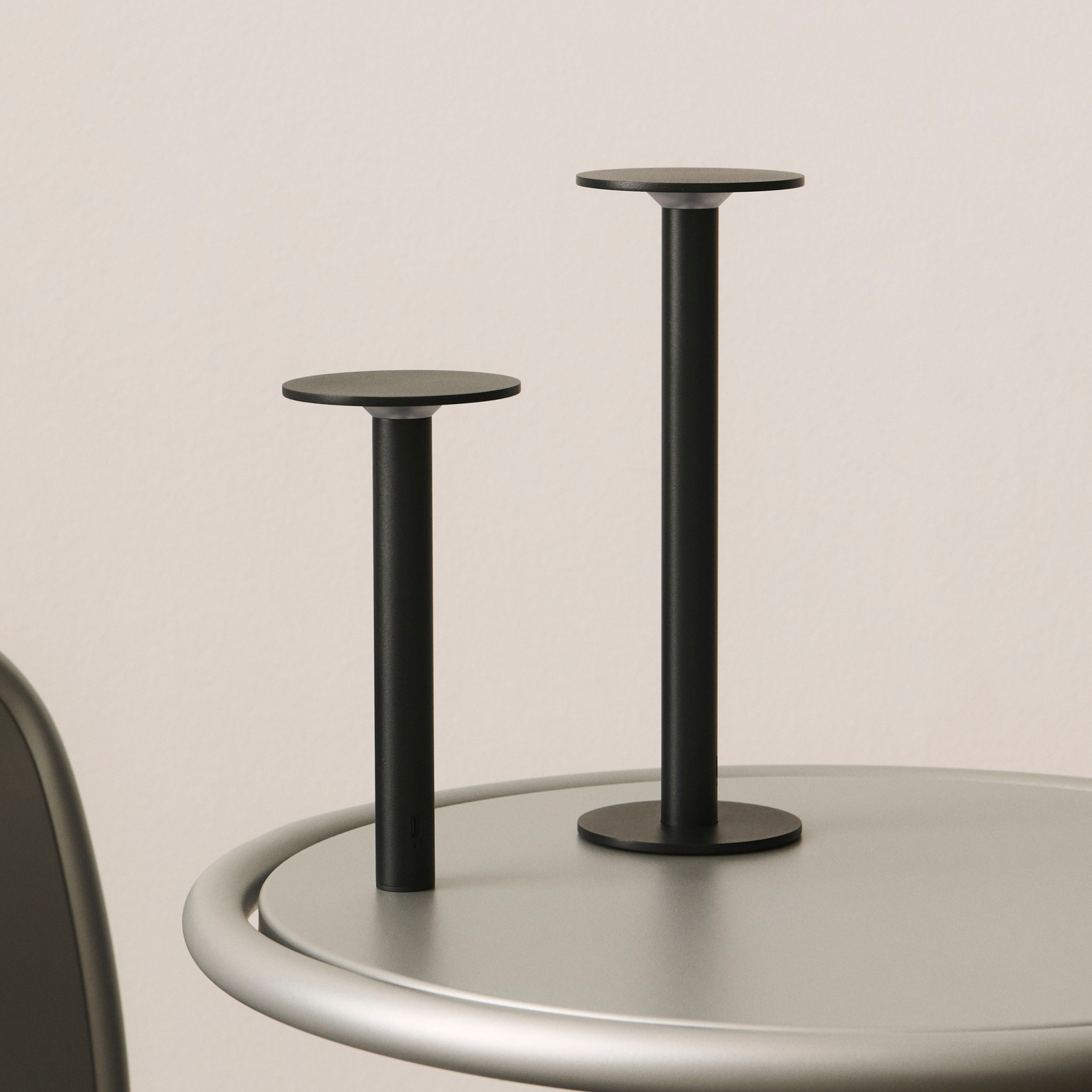 HOST PORTABLE stolová LED lampa na batérie, antracitová 30 cm IP44 - HAY