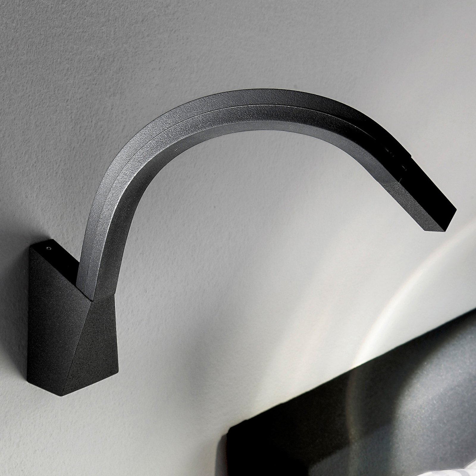 Snake LED wall light with flexible arm