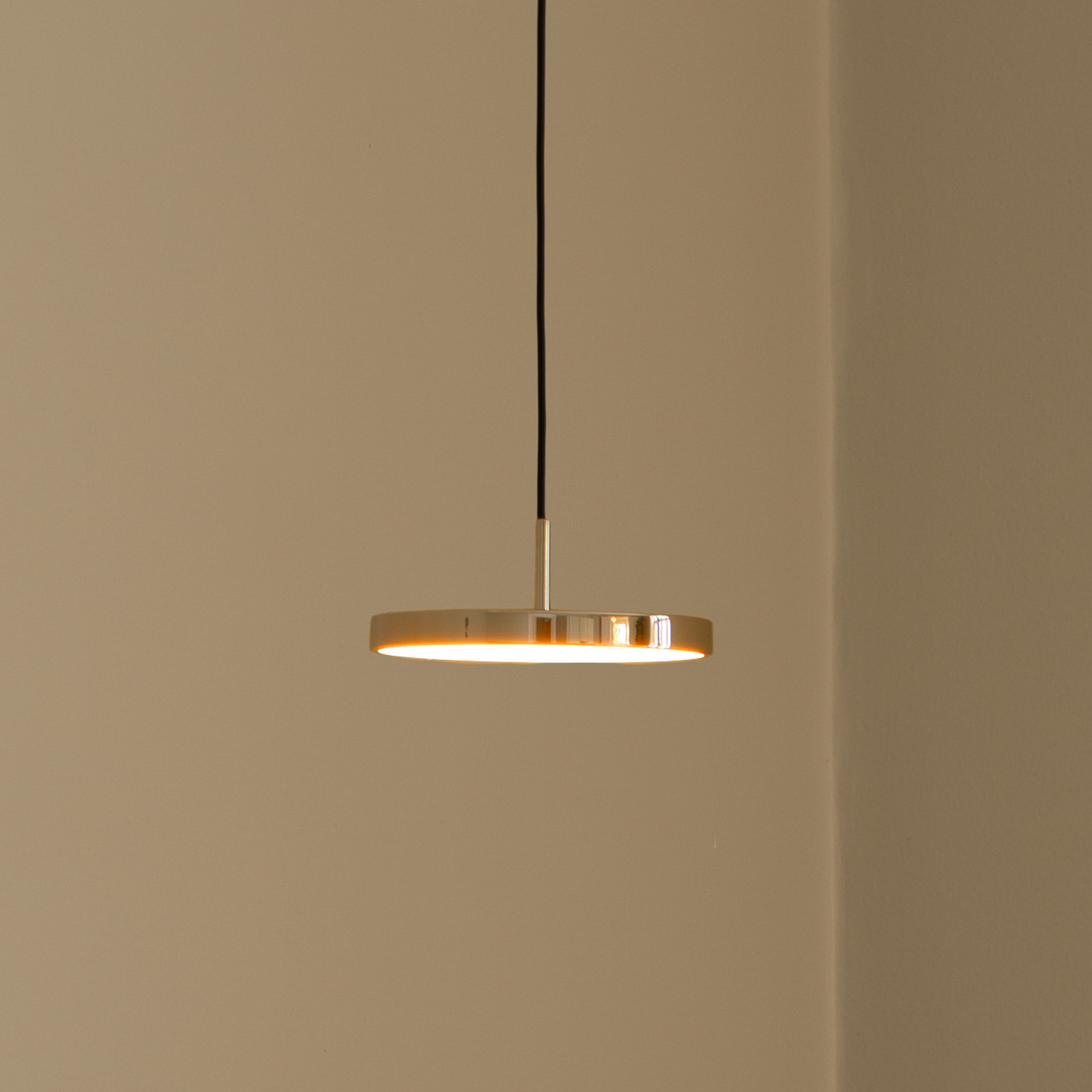 UMAGE LED pakabinama lempa Asteria Micro, poliruotas varis, Ø 15 cm