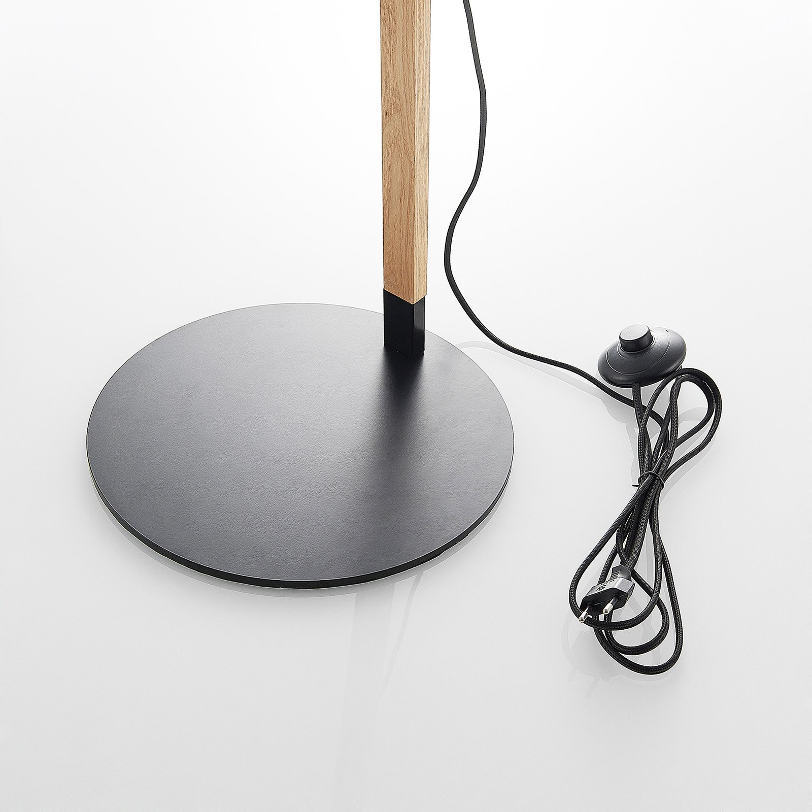 Lindby Tetja Stehlampe mit Holzstange, schwarz