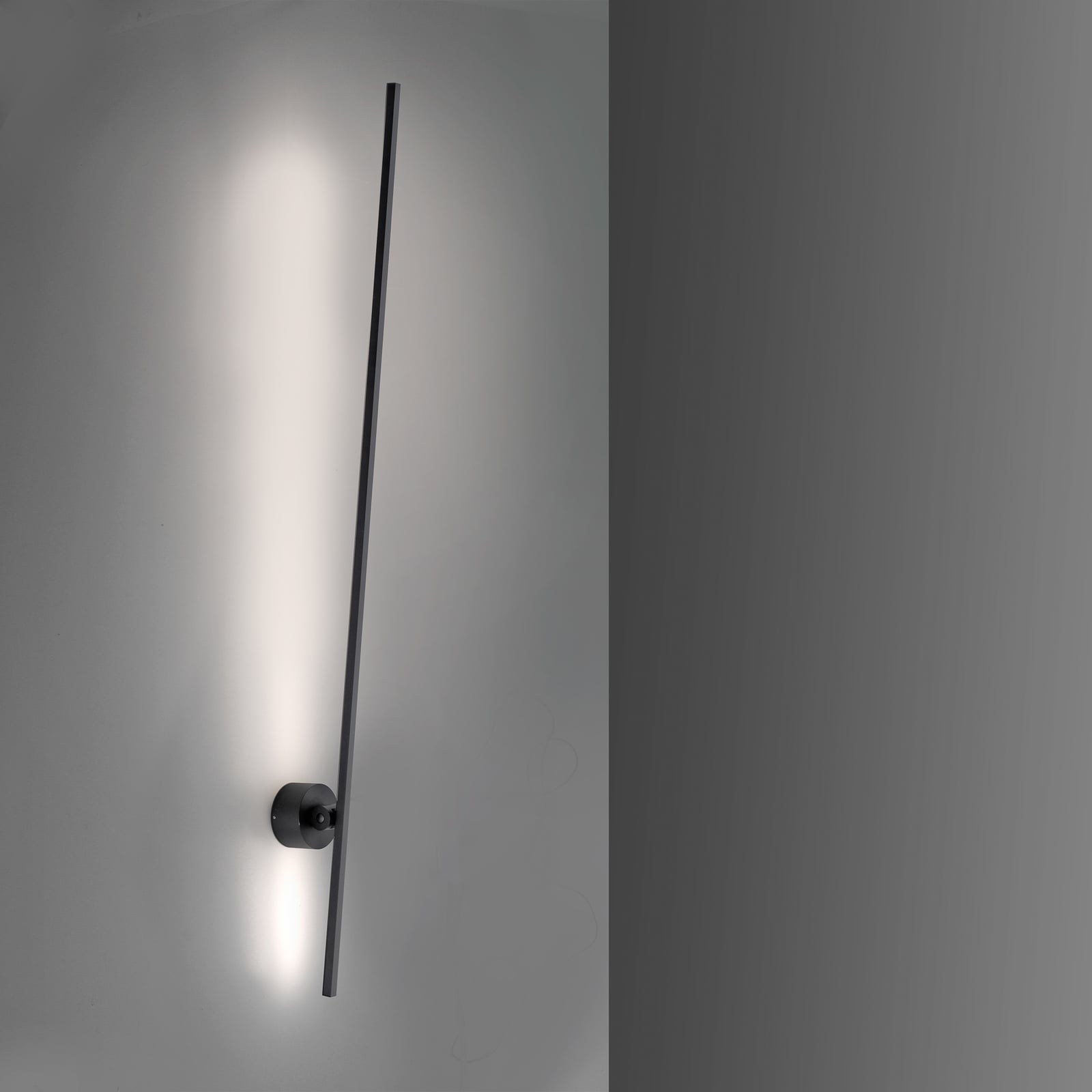 Grafo LED-Wandleuchte, schwarz, Höhe 117 cm - PURE Grafo LED-Wandleuchte, schwarz, Höhe 117 cm - PURE